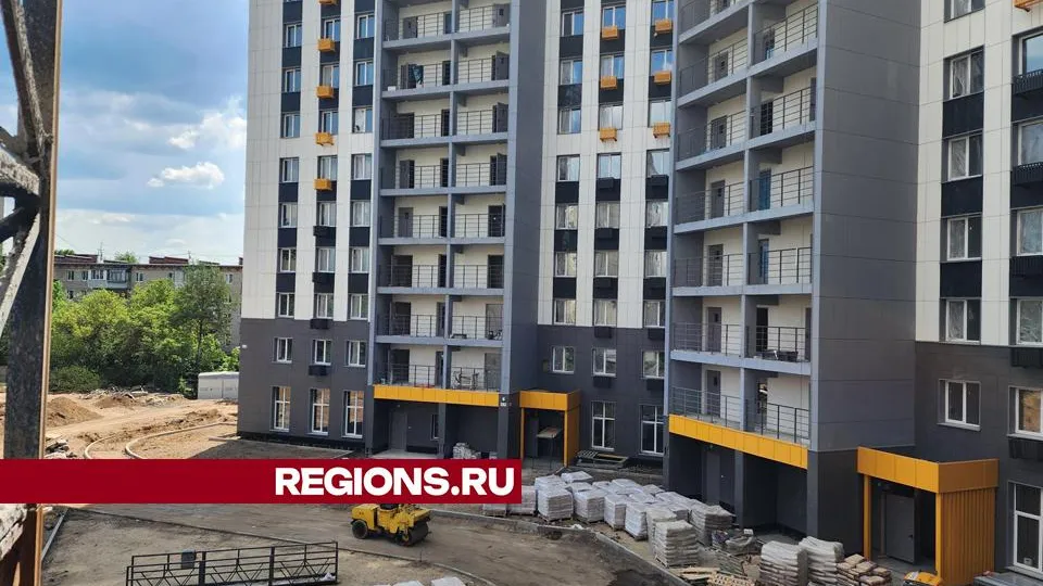 В Красноармейске идут работы по преображению двора дома для переселенцев из ветхого жилья
