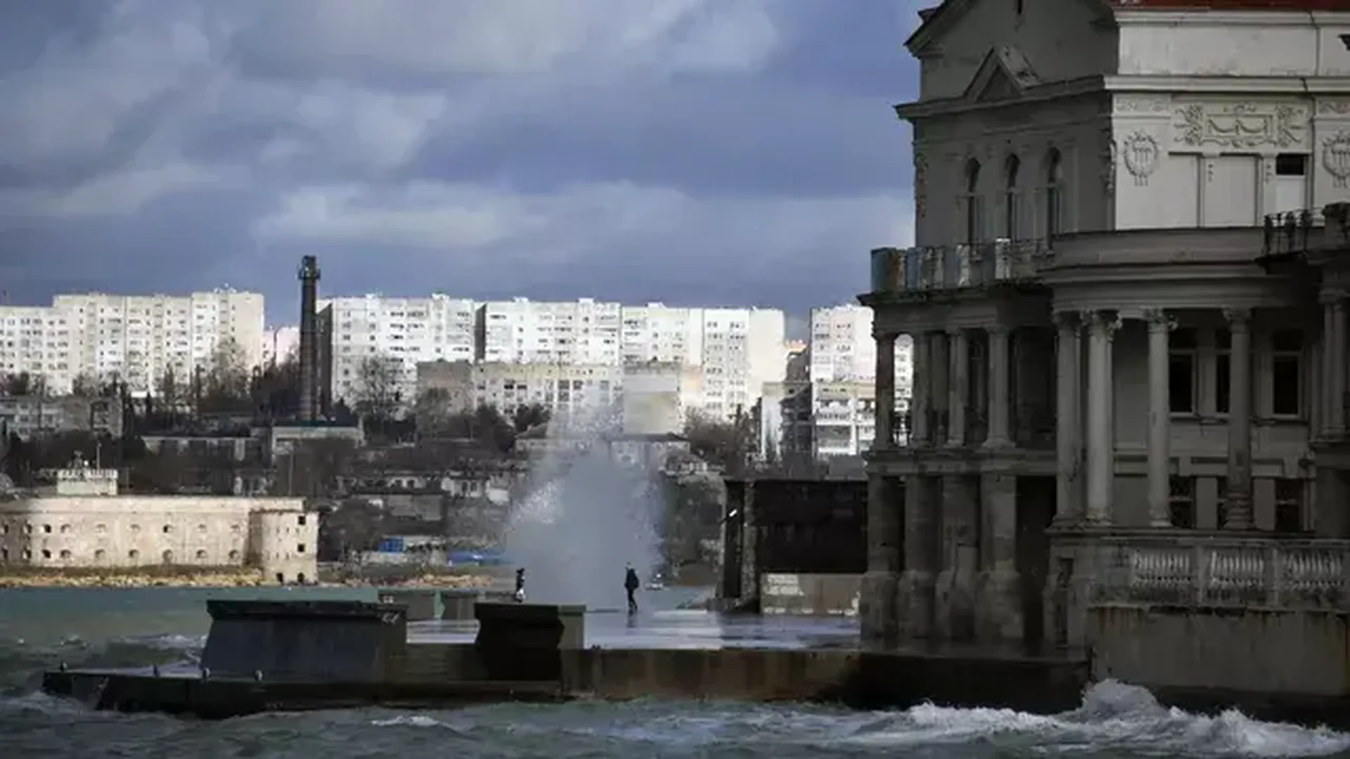 Жителей Севастополя предупредили о громких звуках в городе
