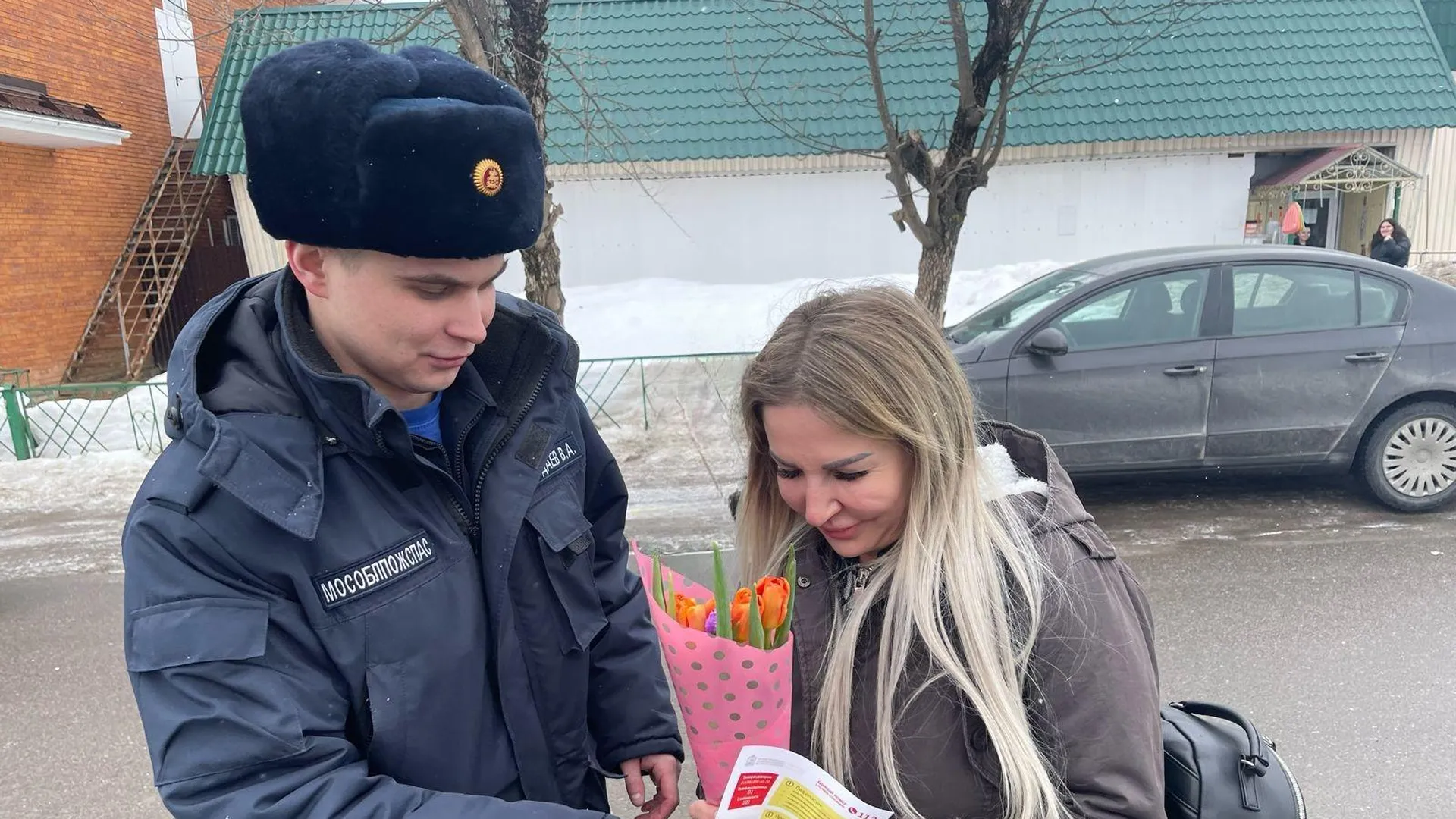 Работники «Мособлпожспаса» поздравили жительниц городского округа Истра с 8 Марта