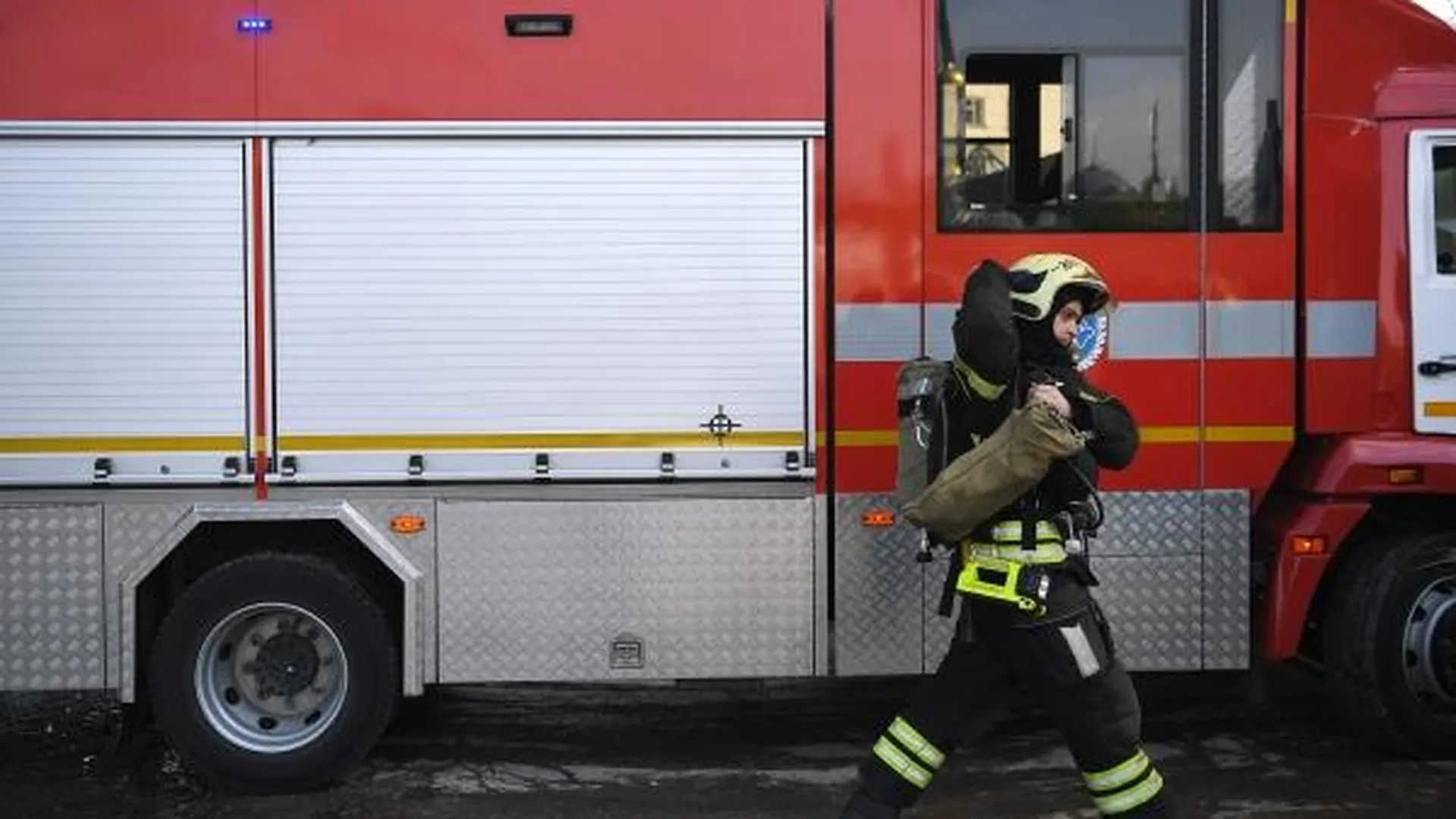 Пожар на стройке начался у станции метро «Народное ополчение» в Москве