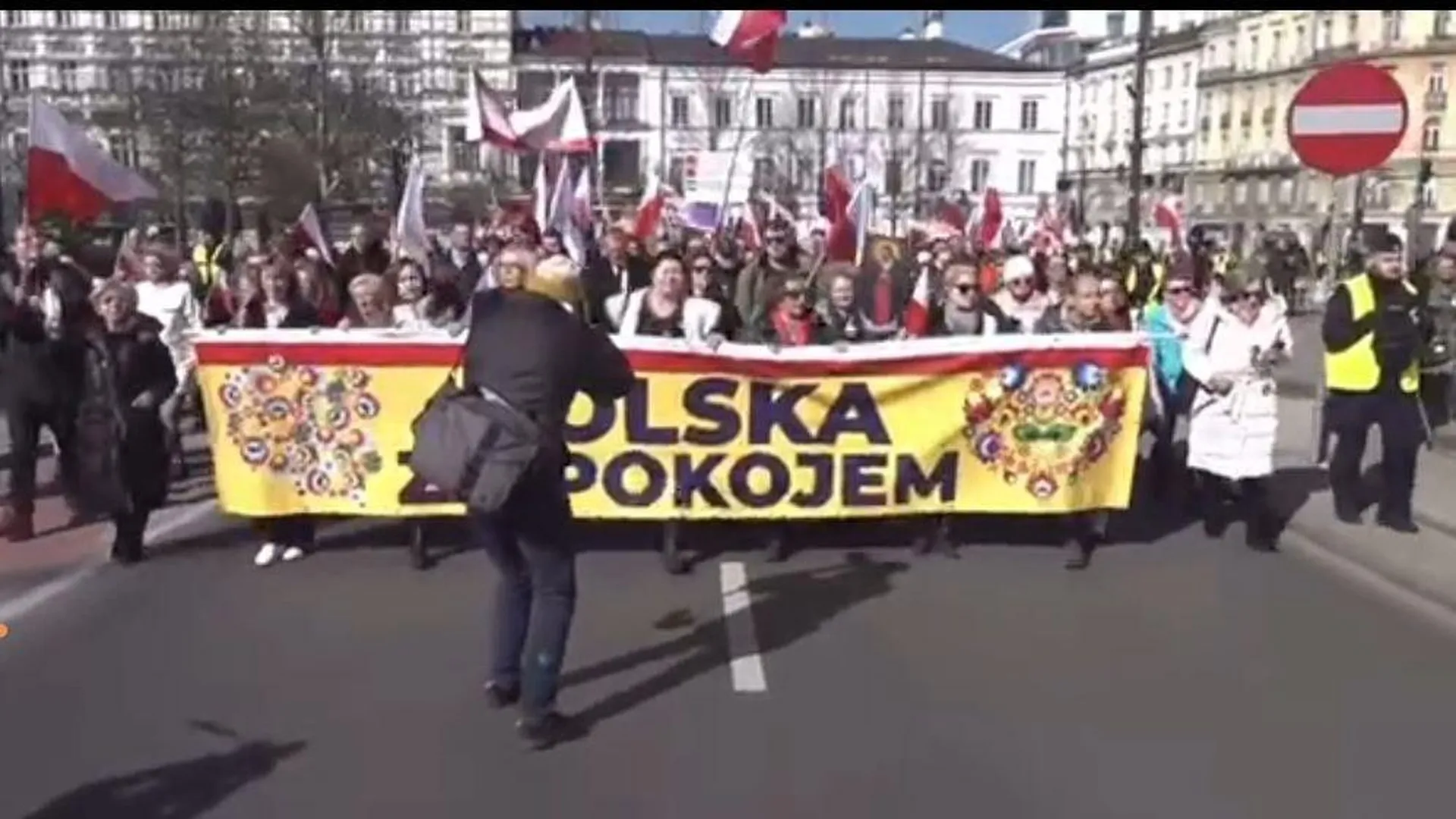 «Туск и Качиньский — на фронт украинский!»: в Варшаве прошел антивоенный марш матерей