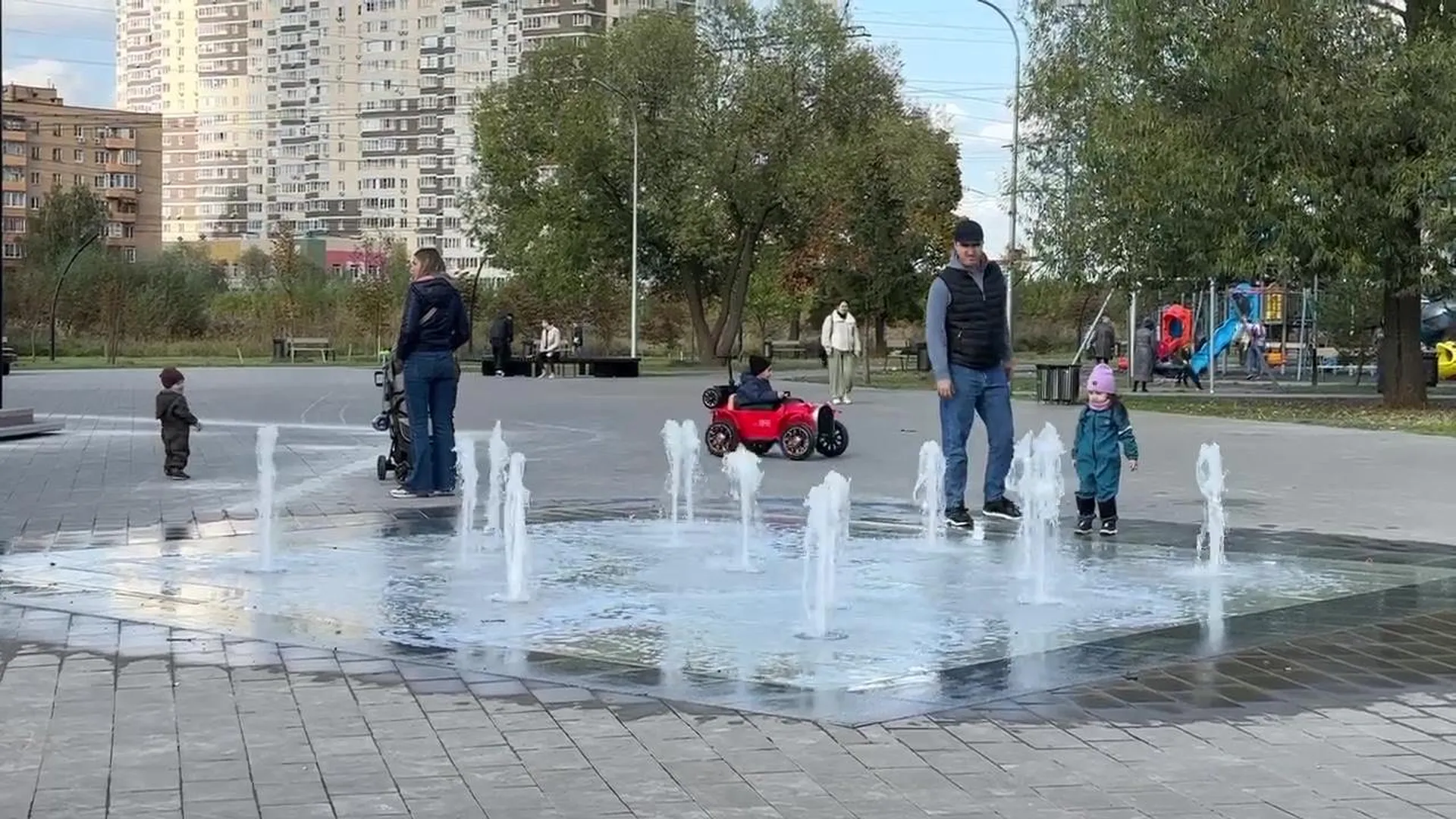 «Сухой» фонтан открылся в парке за деловым комплексом «Мир» в Реутове