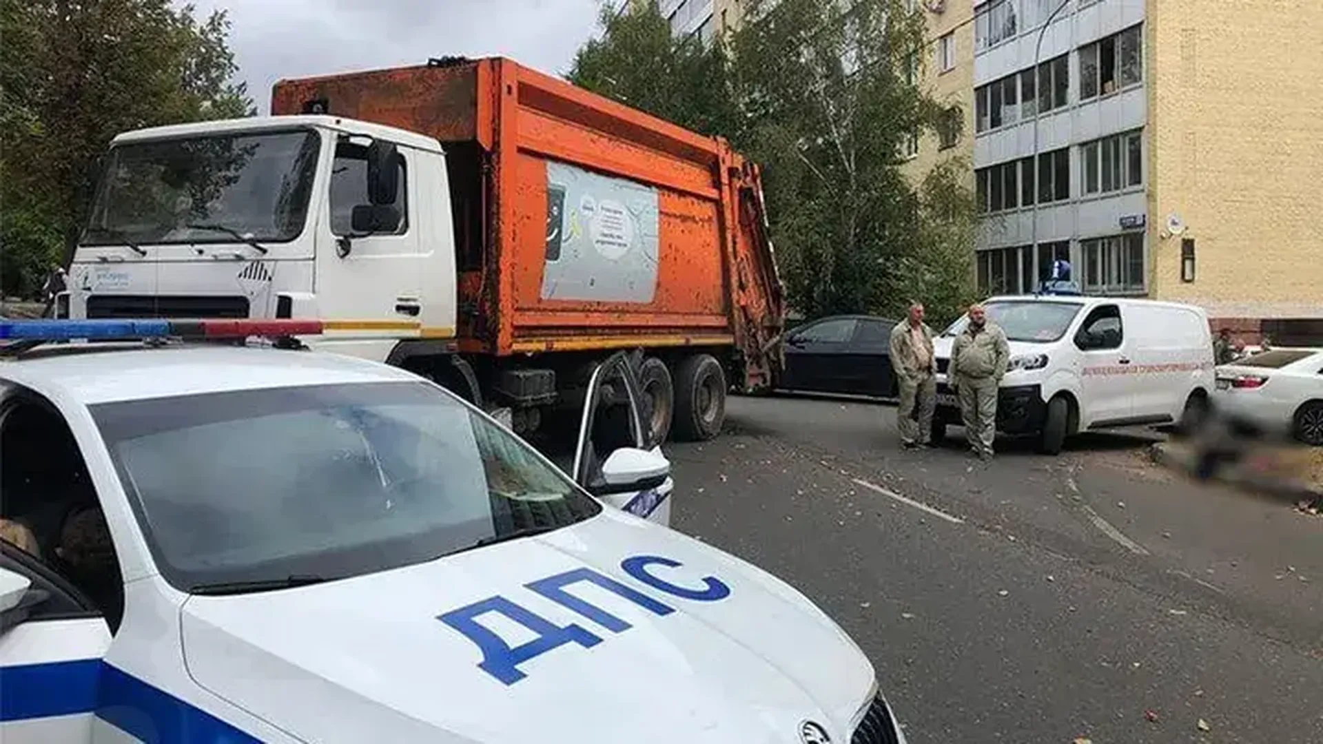 Истра мусоровоз задавил девочку. Водитель мусоровоза сбил двух девочек. В истре мусоровоз сбил детей. Мусоровоз задавил ребенка в истре. Сбитая мусоровозом девочка.