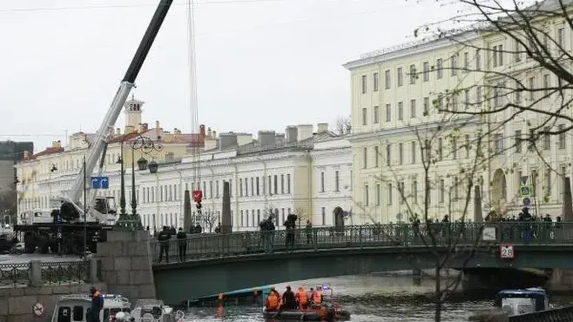 Спасавшим людей из упавшего в реку автобуса дагестанцам вручили по 3 млн рублей