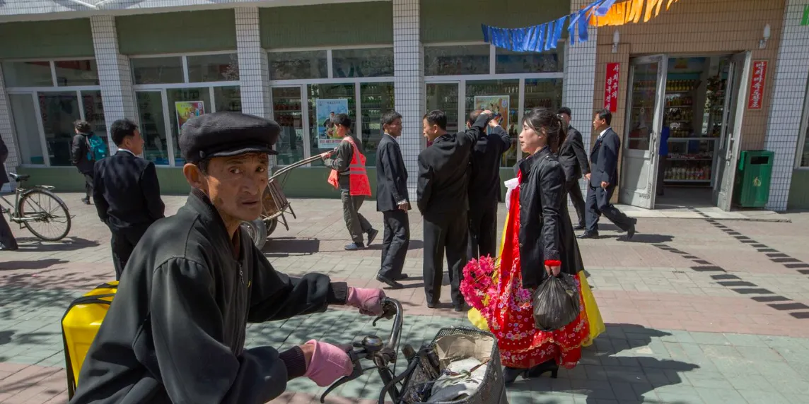 Местные жители на улицах Пхеньяна