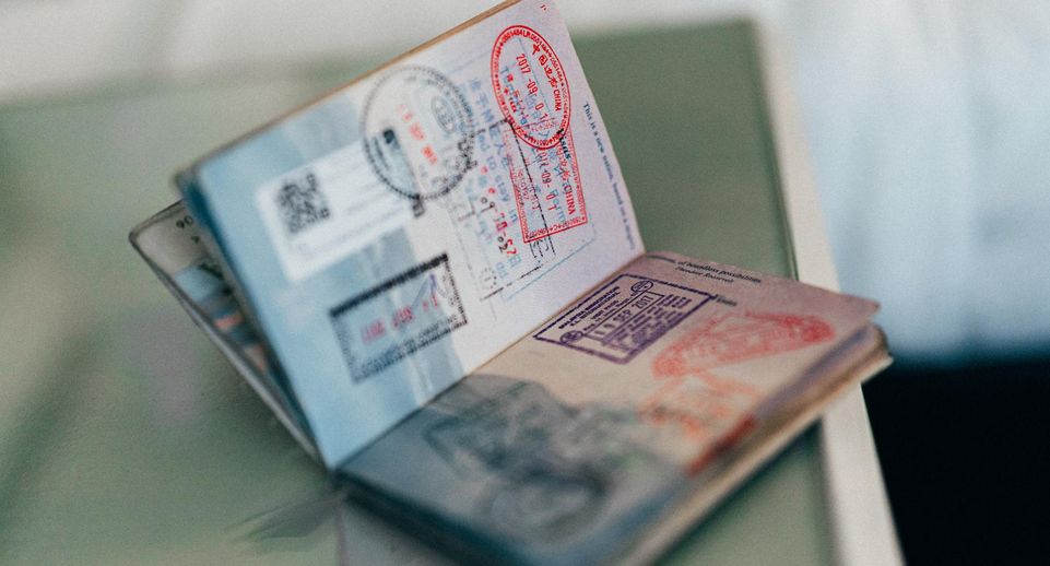 АТОР: участились случаи изъятия загранпаспортов россиян из-за ошибок