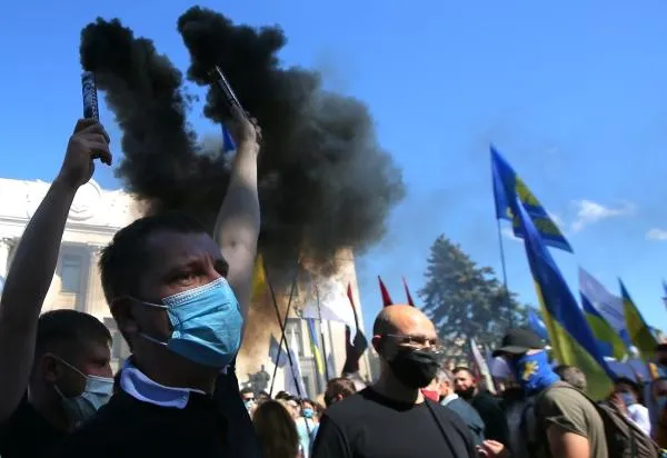 Участники акции протеста против законопроекта Бужанского о продлении преподавания на русском языке в школах Украины.