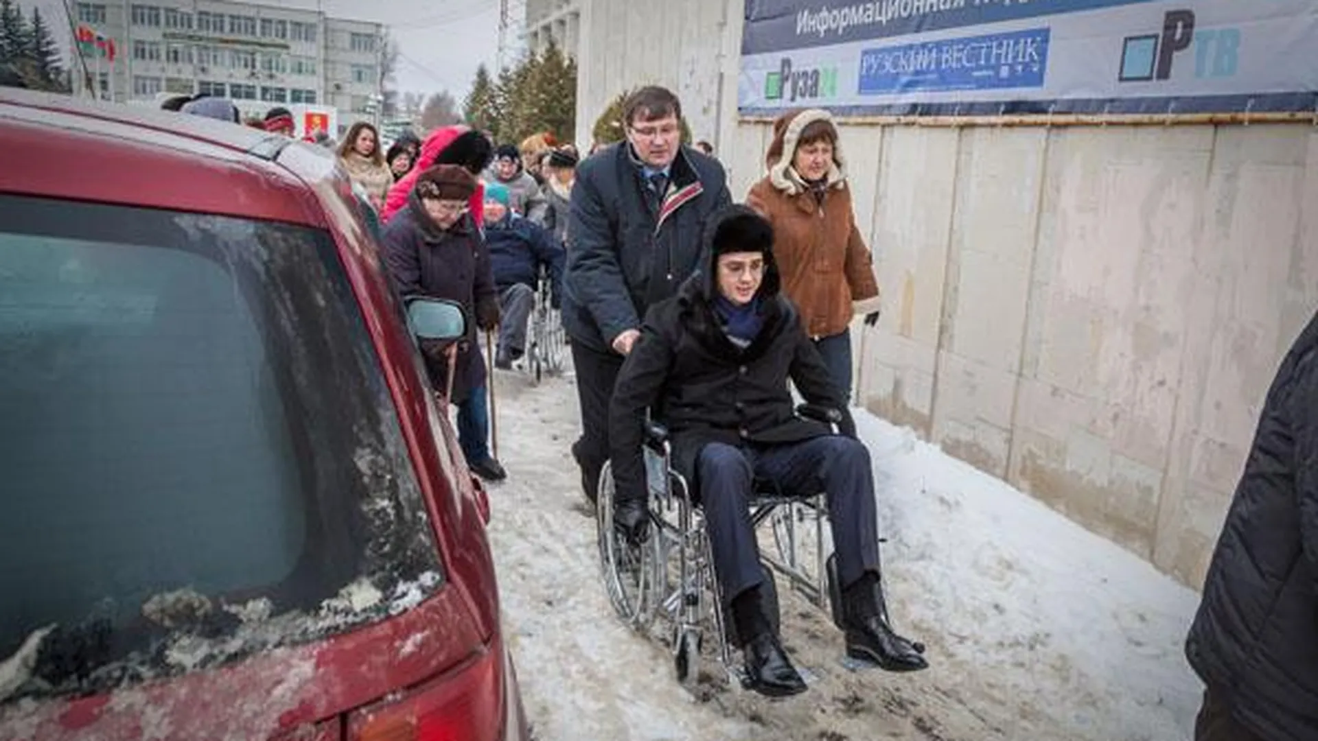 Чиновники пересели в инвалидные коляски