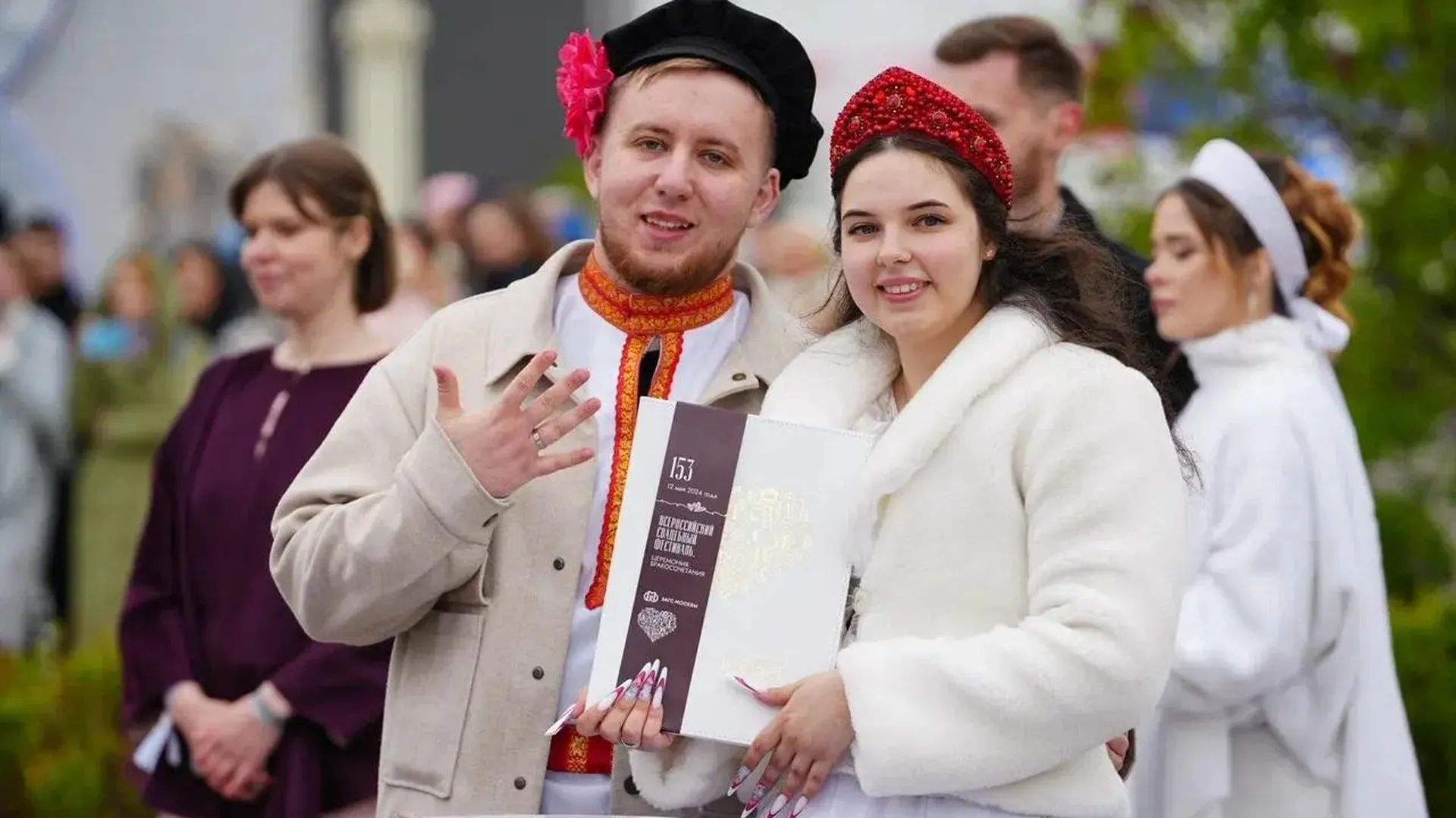 Две пары из Подмосковья поженились сегодня в рамках массовой свадьбы