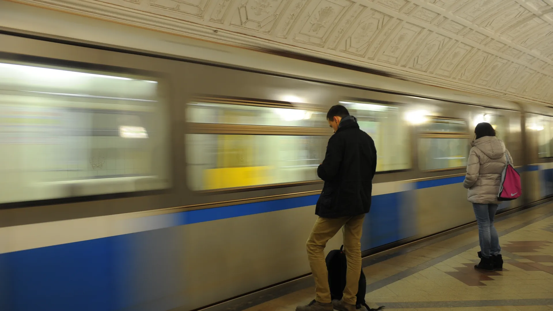 В метро Екатеринбурга пенсионерка надавала тумаков парню за пение хитов SHAMANа