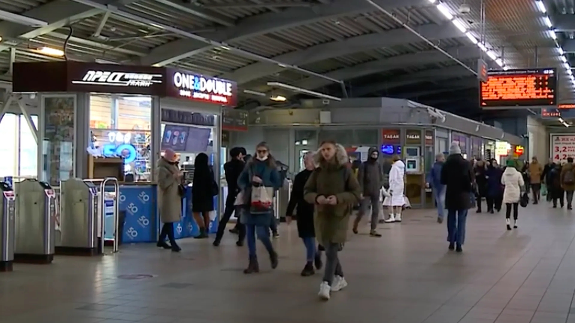 Незаконные ларьки убрали из перехода на станции Мытищи
