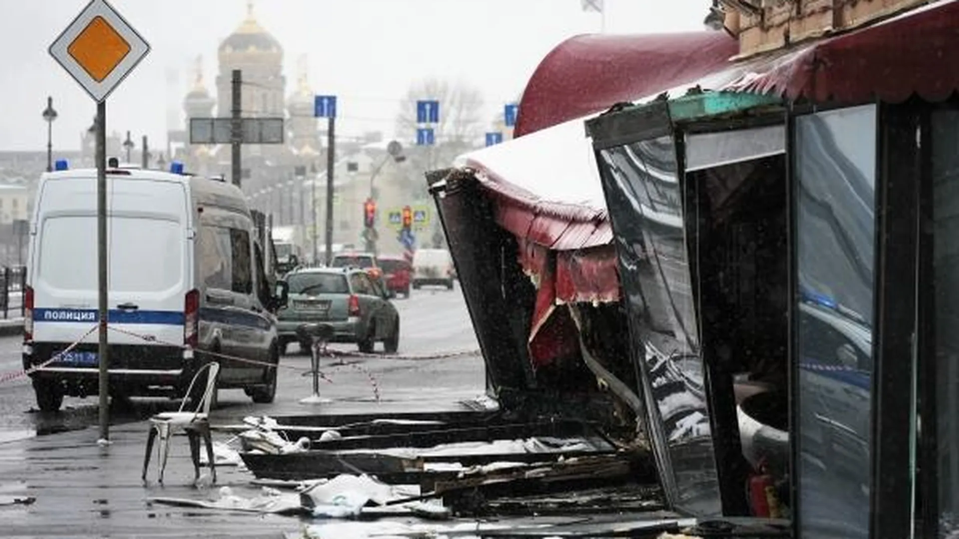 Разрушенное кафе на Университетской набережной в Санкт-Петербурге, где накануне произошел взрыв