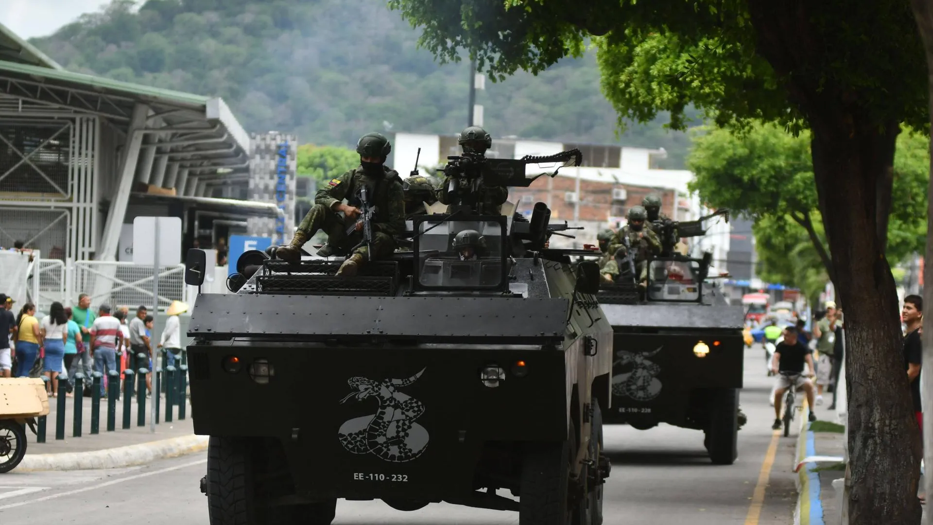 Военная техника на улицах Гуаякиля. Фото: Ariel Ochoa