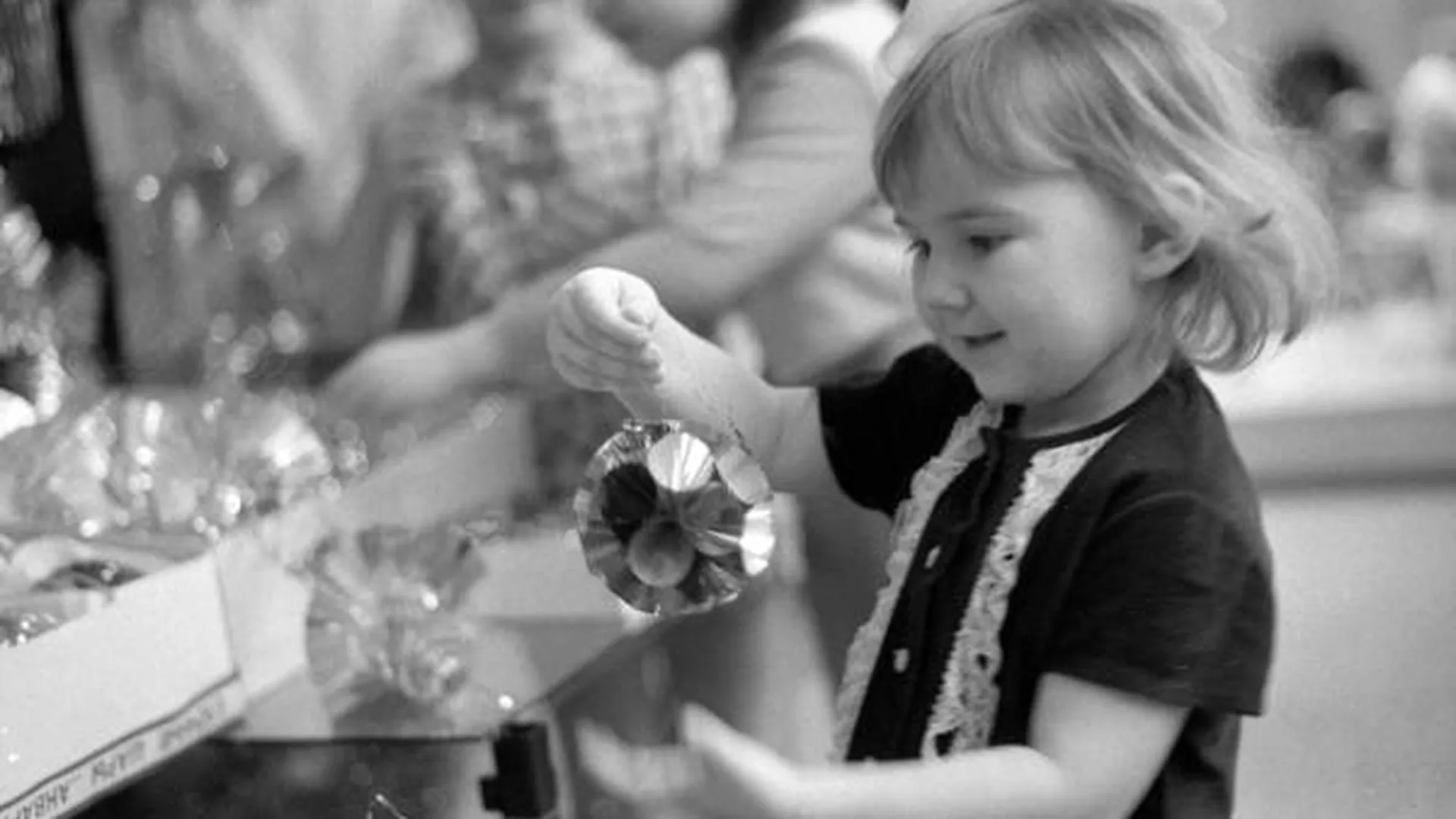На выставке елочных игрушек в Москве. Волшебный шарик в руках маленькой москвички, 1973 год