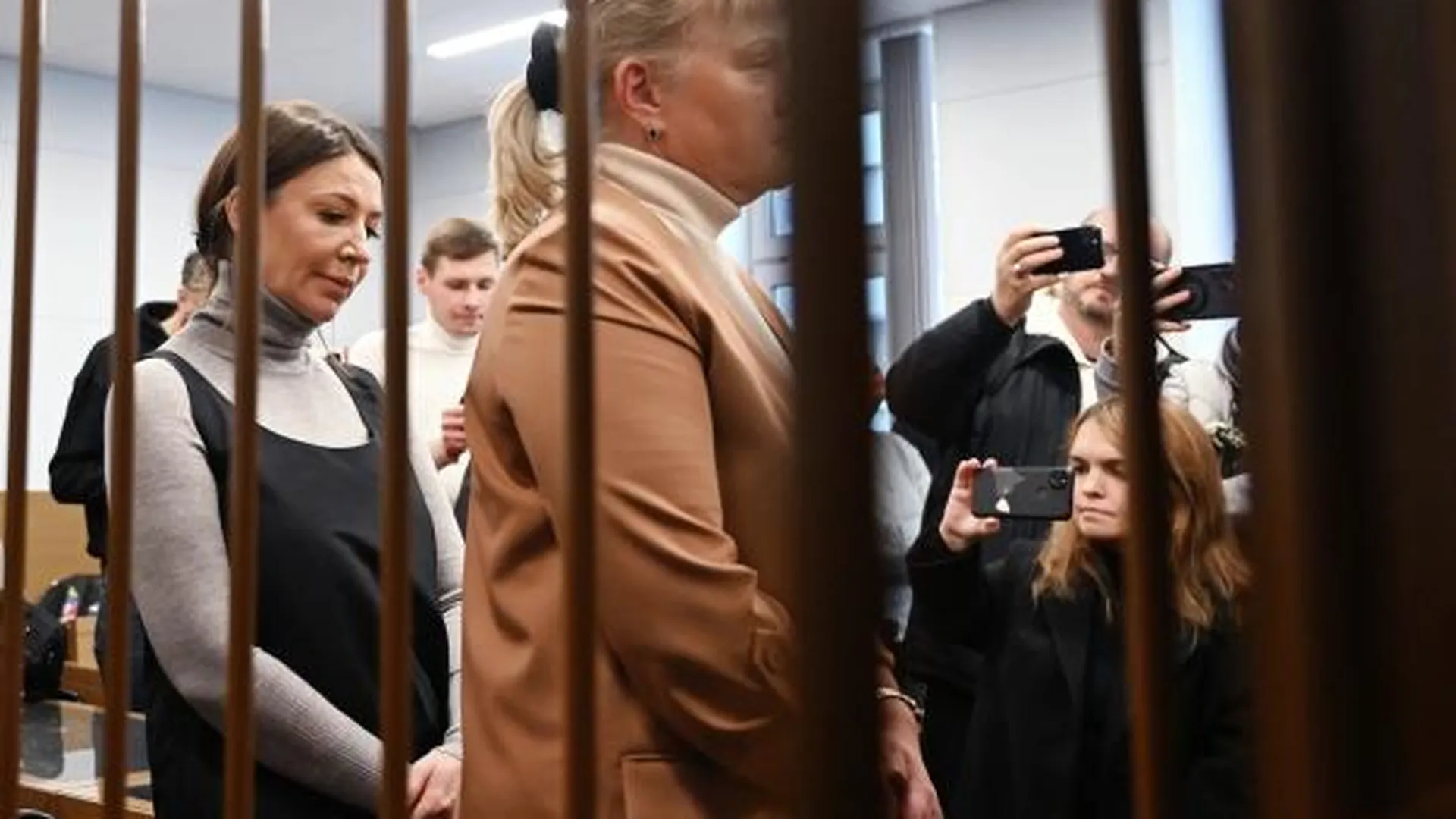 Блогер Елена Блиновская и ее адвокат Наталия Сальникова в Замоскворецком суде Москвы