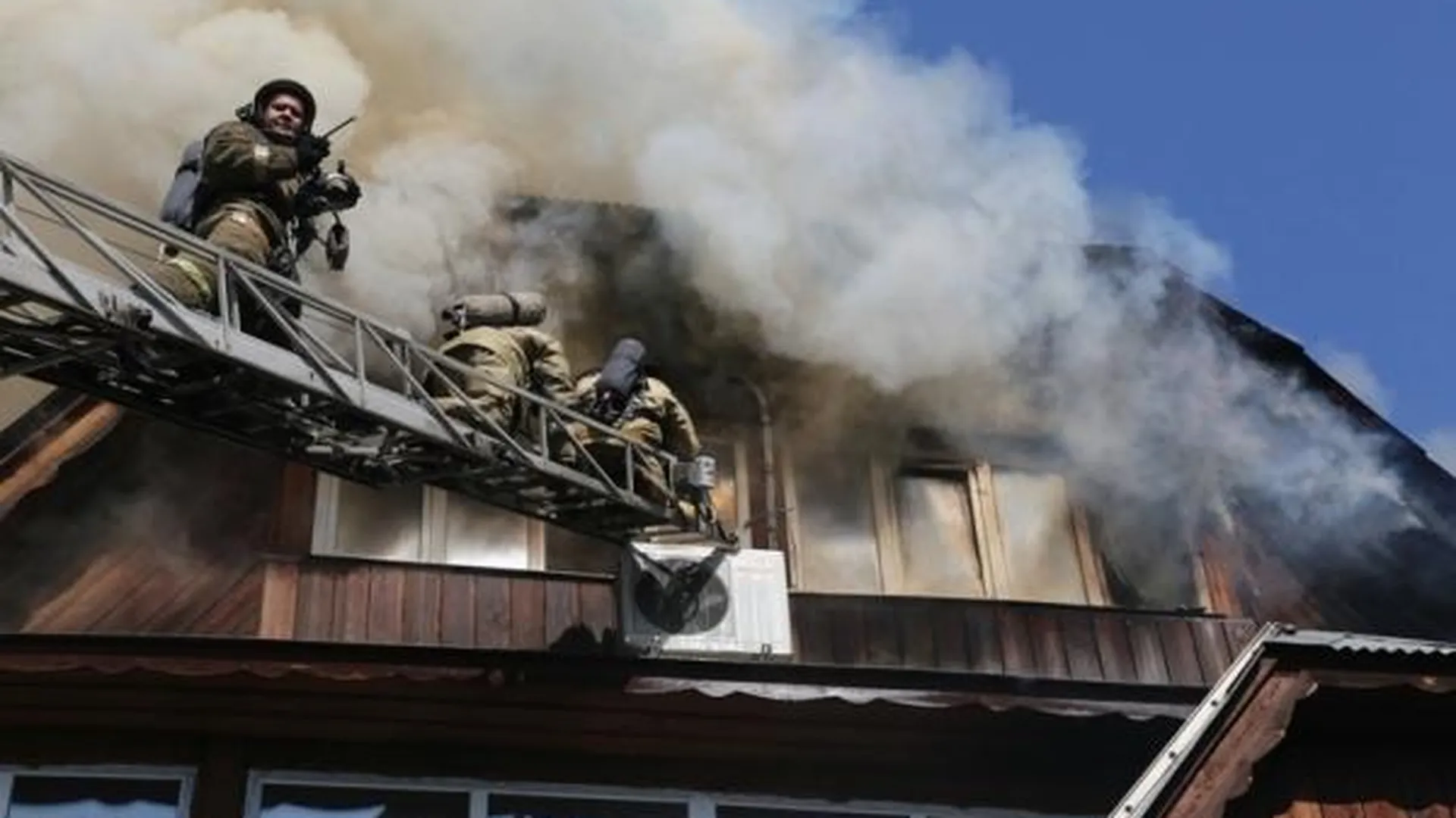 При пожаре в частном доме в Дедовске пострадал человек