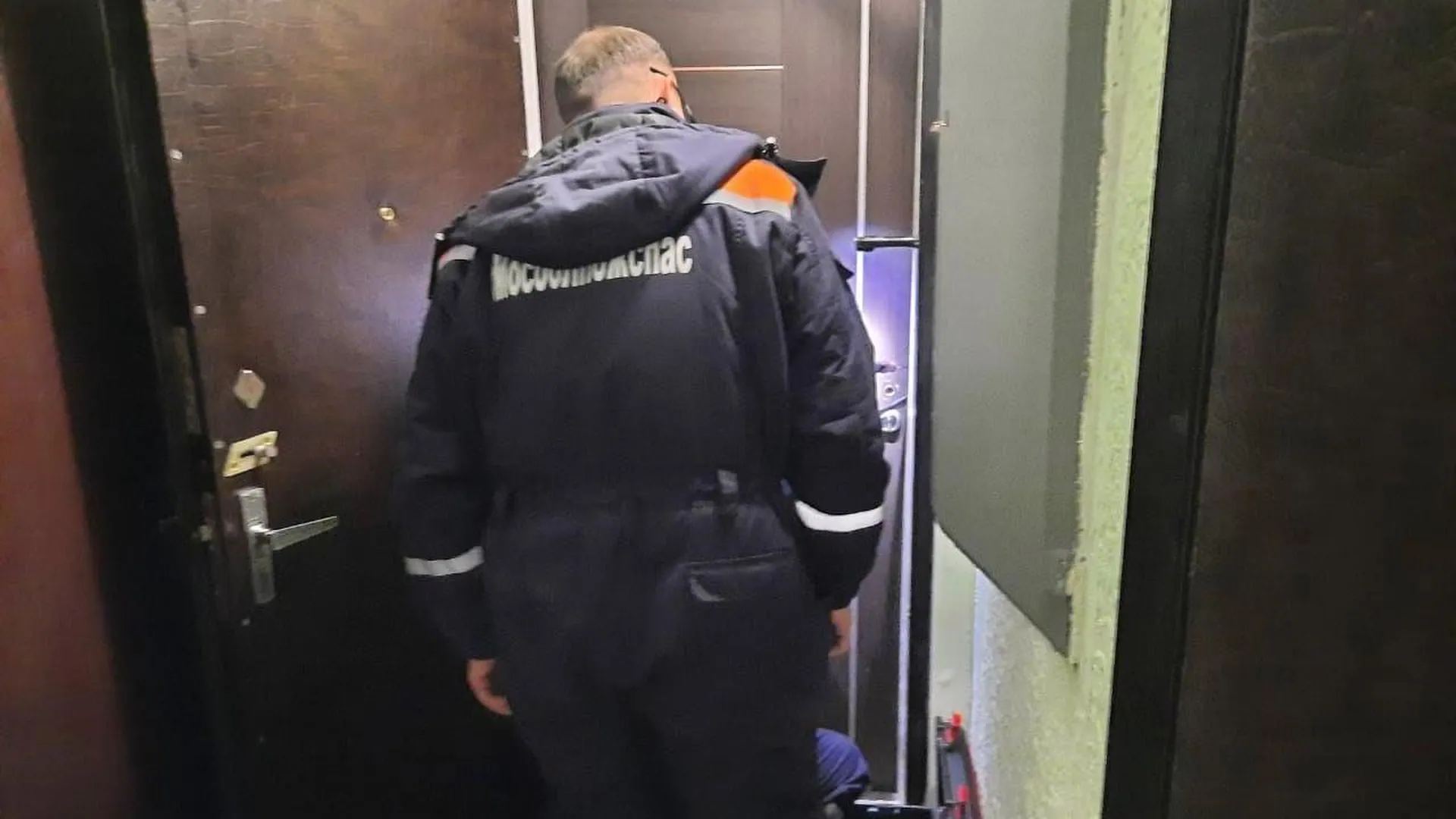 Подмосковные спасатели освободили из запертой квартиры женщину с инвалидностью