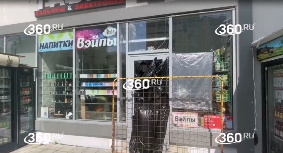 В Химках отец школьницы разбил топором магазин предполагаемого педофила