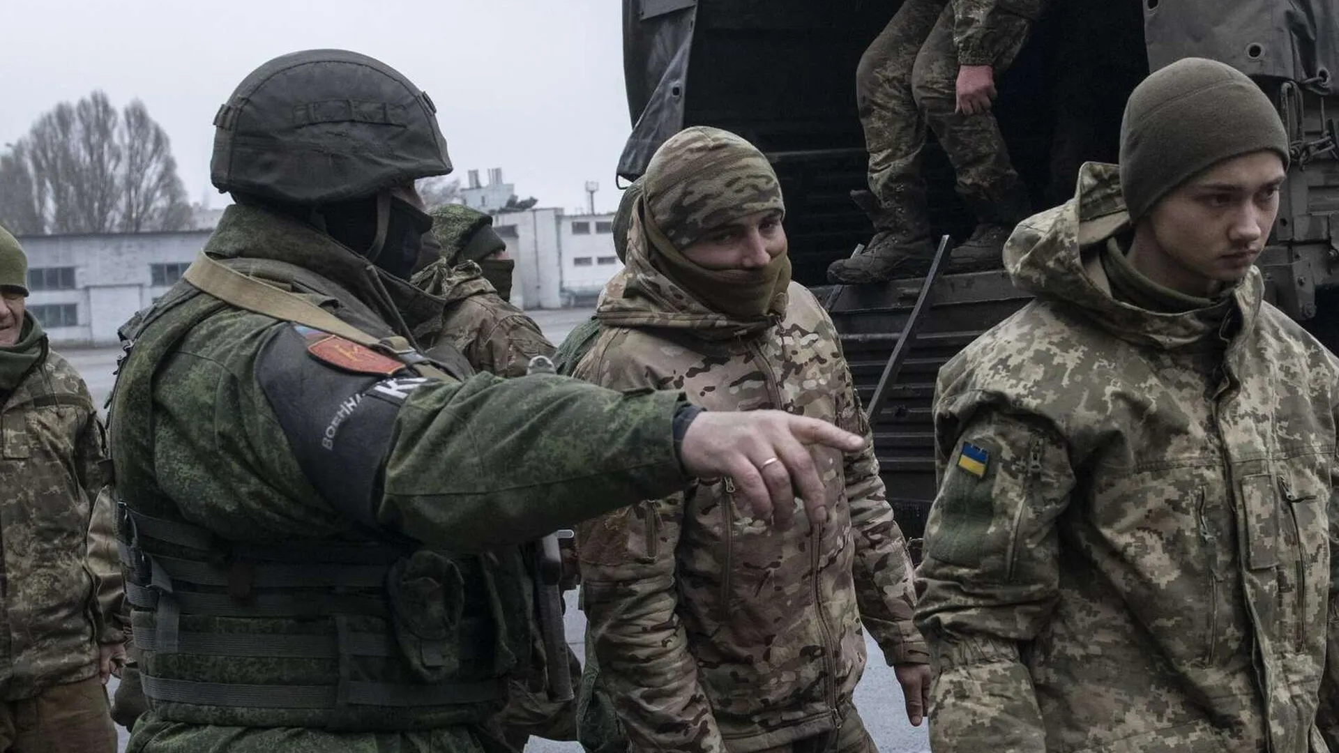 «Киев списал морпехов». Экс-полковник СБУ — о сдавшихся в плен националистах в Мариуполе