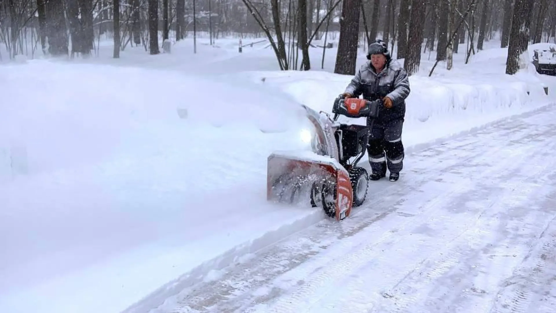 Свыше 54 тысяч кубометров снега убрали в парках Подмосковья за неделю