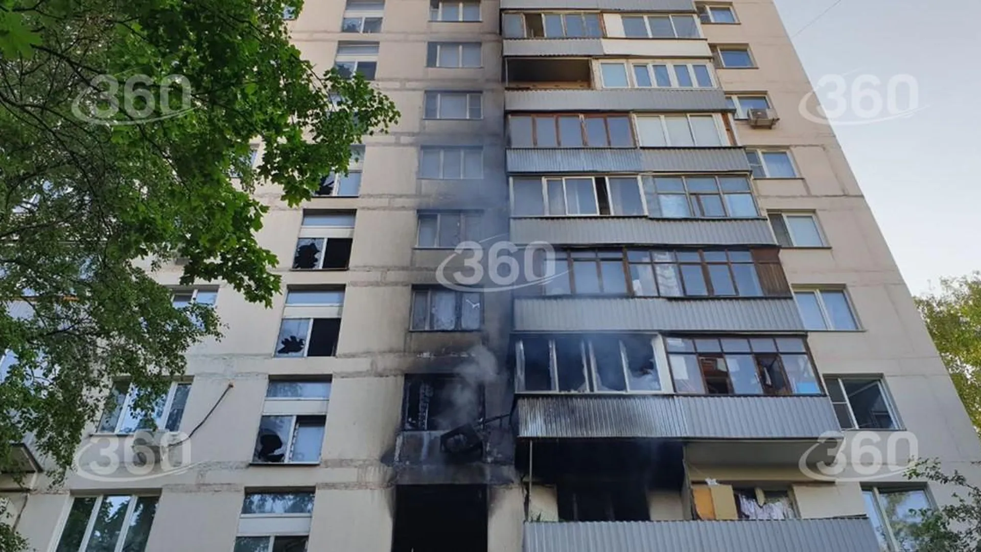 Крупный пожар начался в квартире на севере Москвы