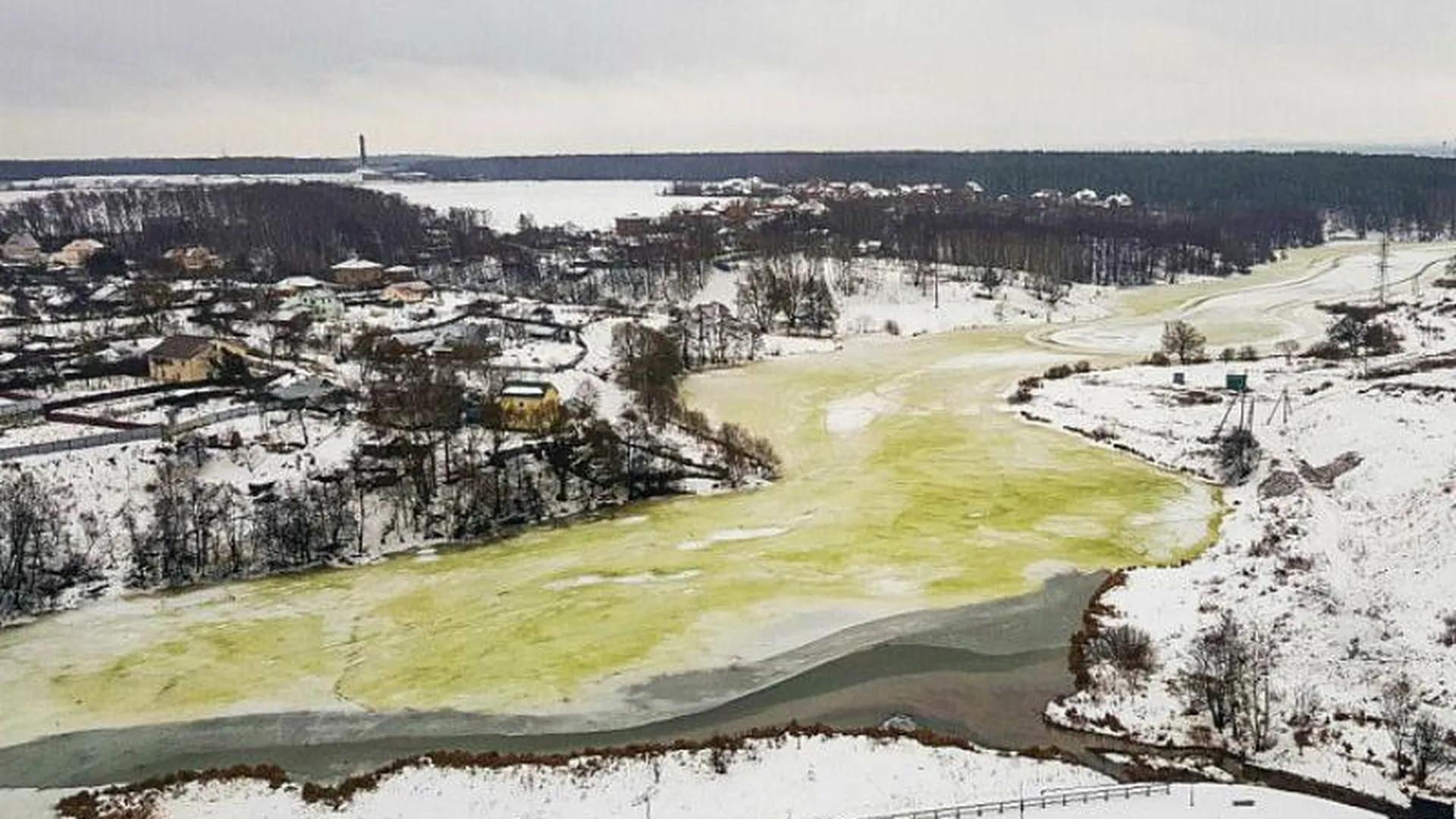 Лед на реке Купелинке в Видном стал зеленым