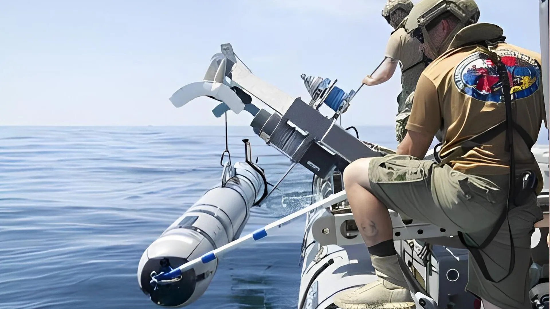 Моряки ВМС США опускают REMUS 600 в воду во время учений во Флориде, 2016