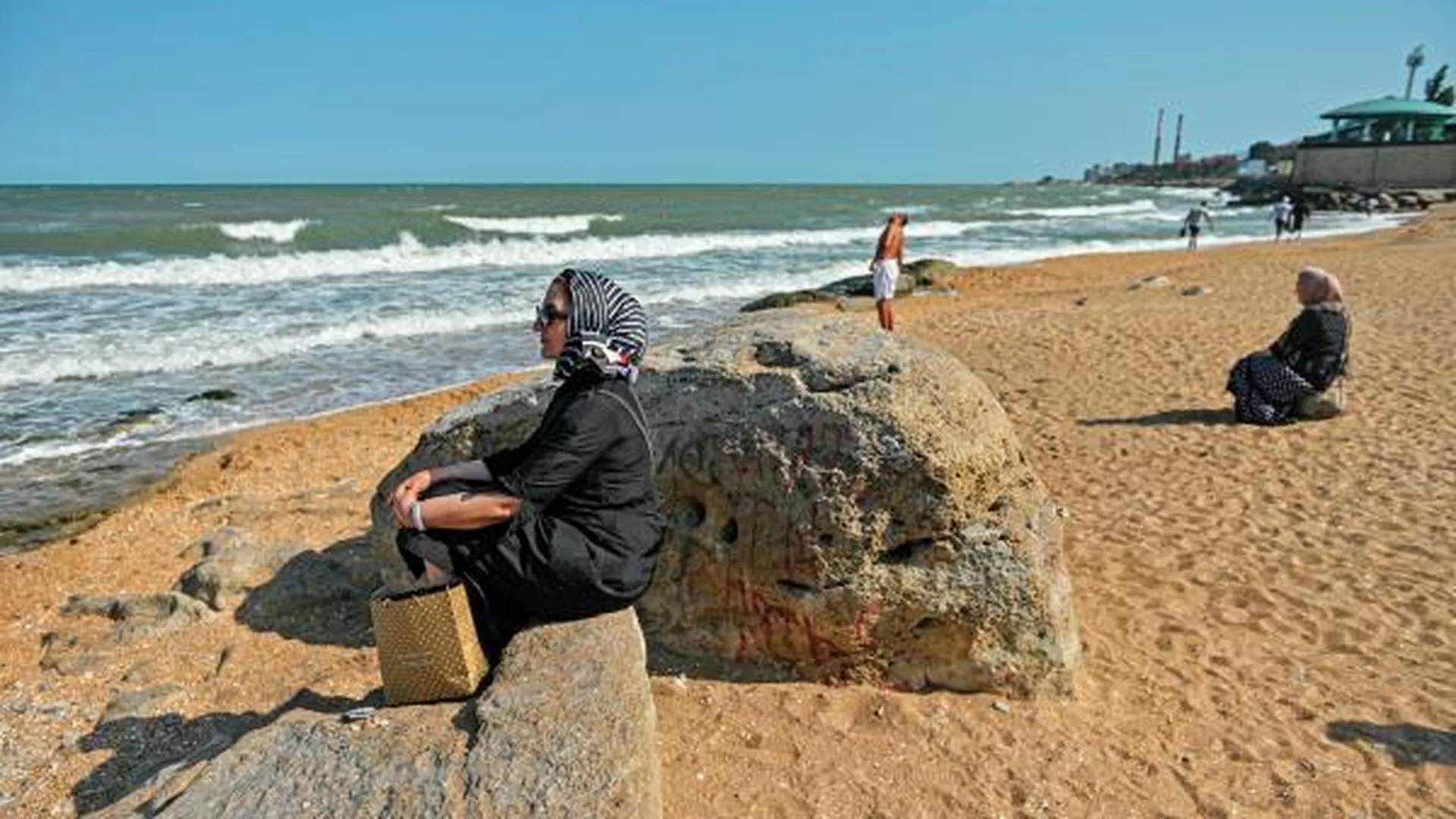 Отдыхающие на берегу Каспийского моря на городском пляже в Махачкале