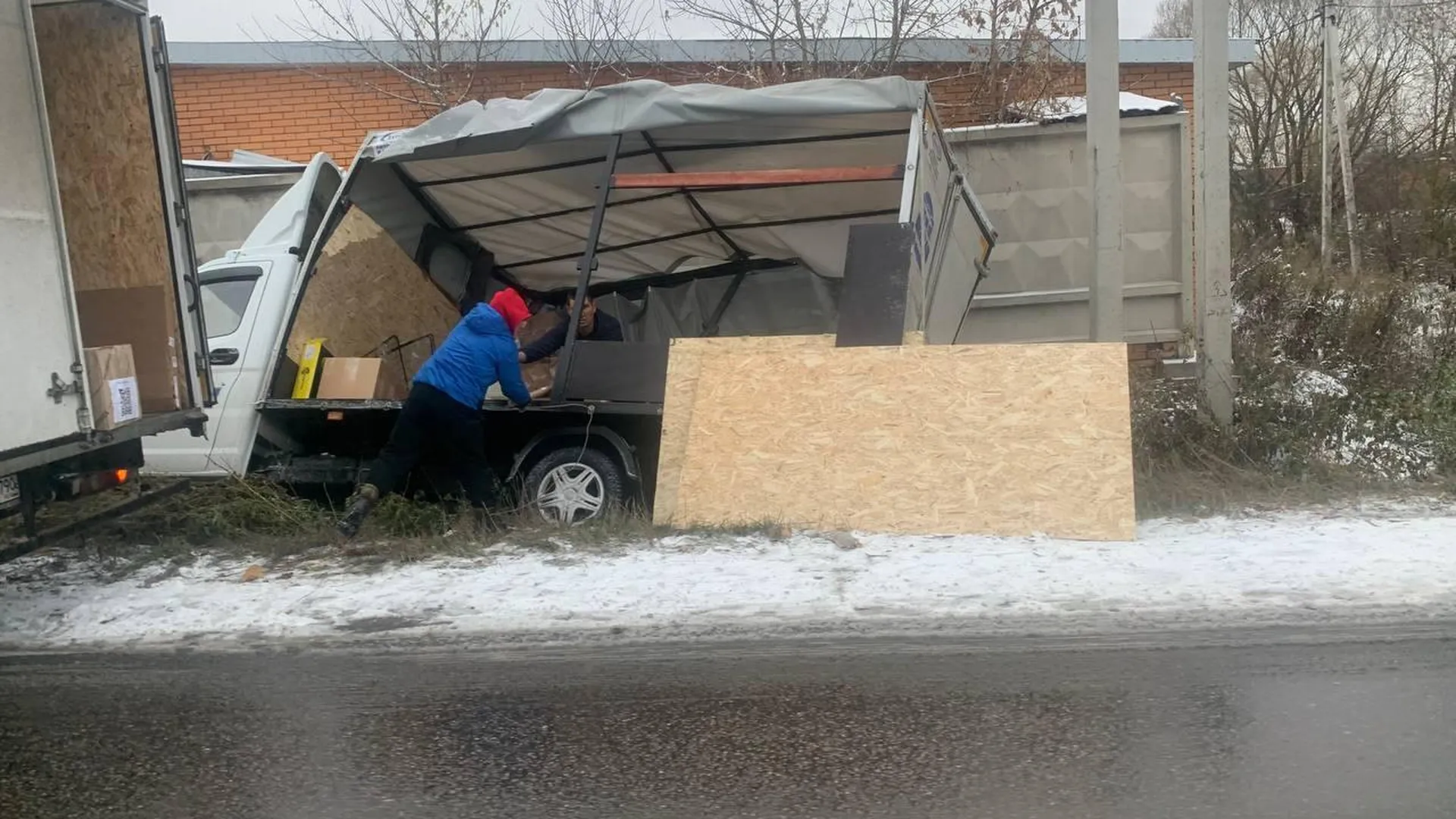 На скользкой снежной трассе сегодня "улетела" газель по пути в Орехово-Зуевский район