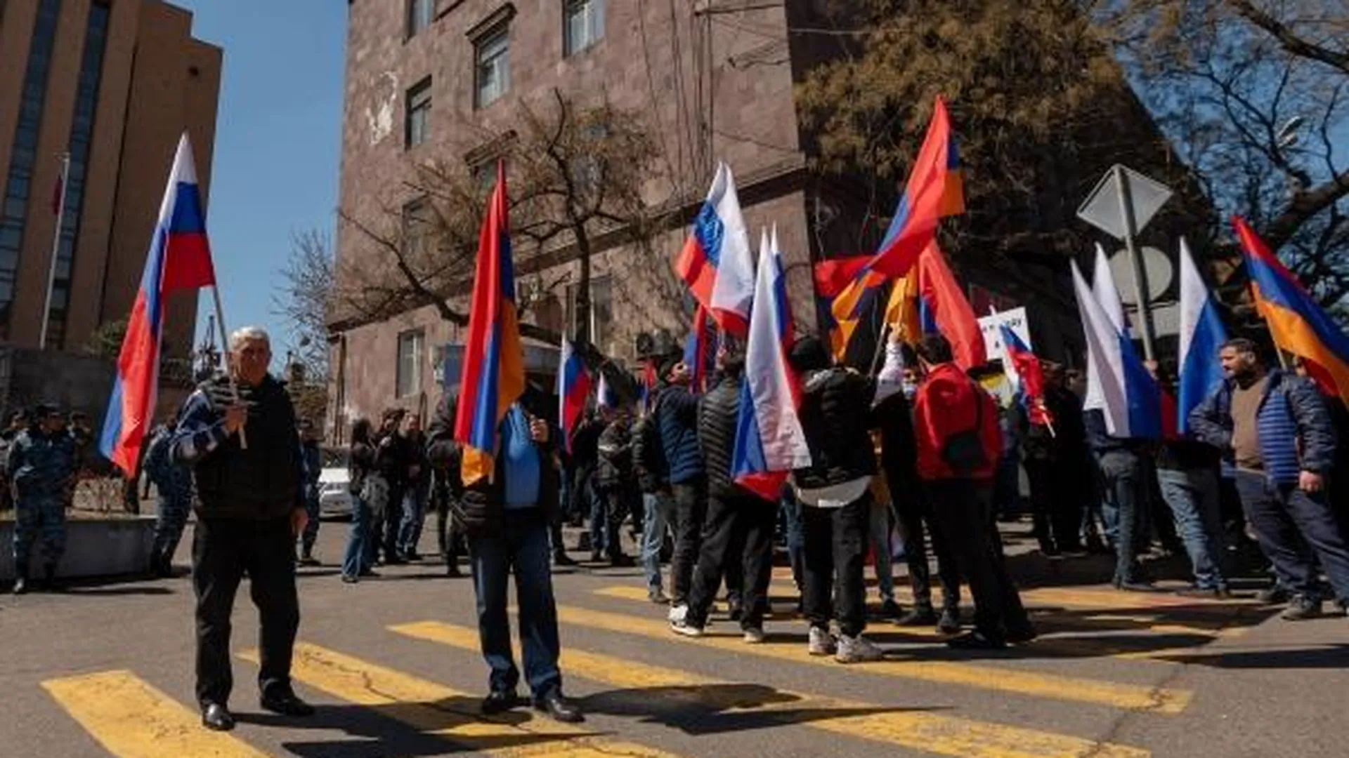 Жители Армении собрались у посольства России в поддержку спецоперации