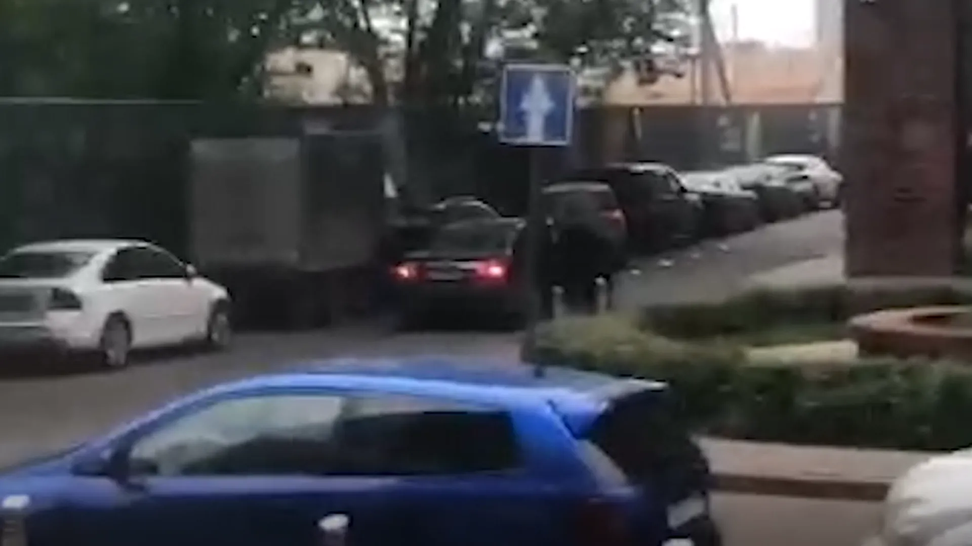 Лихие 90-е вернулись в Москву. Неизвестный из черного авто открыл стрельбу