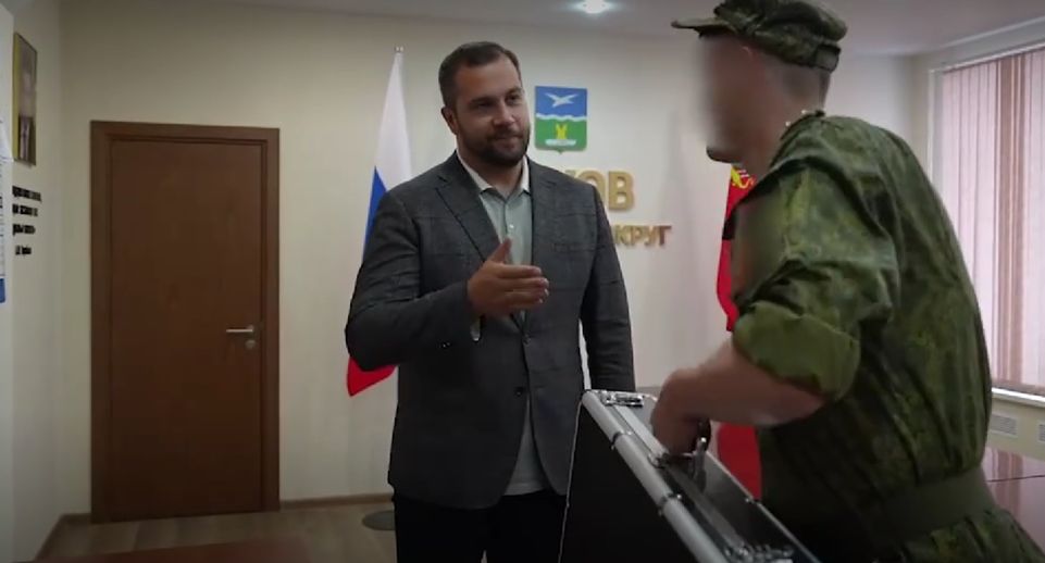 Глава Чехова Михаил Собакин передал бойцам СВО антидроновое ружье