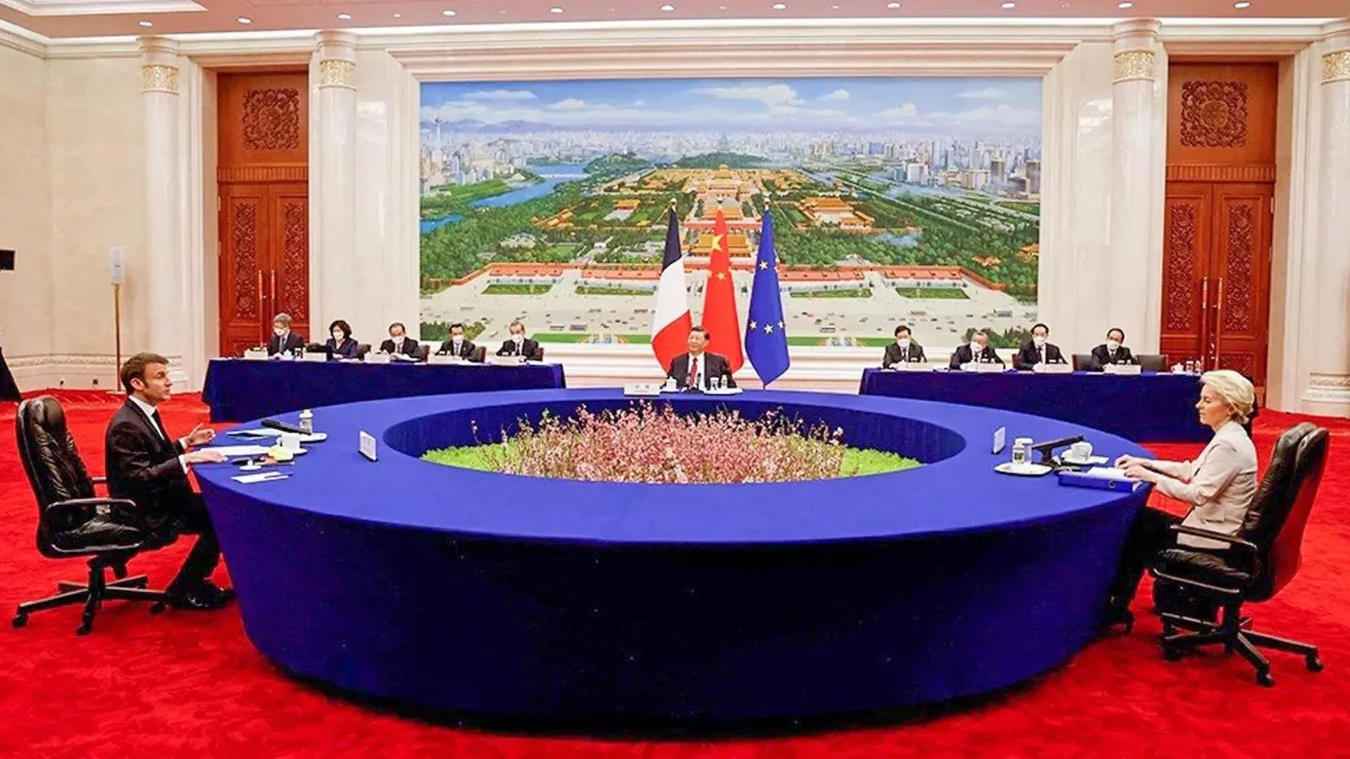 Встреча председателя КНР Си Цзиньпина с президентом Франции Эммануэлем Макроном и главой Еврокомиссии Урсулой фон дер Ляйен, 2023 год