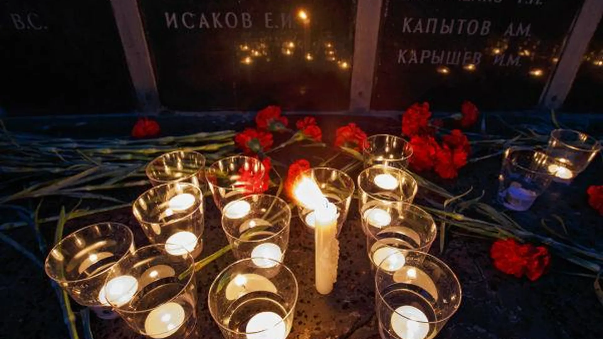В Серпухове на улицу выбросили плиты с именами героев ВОВ