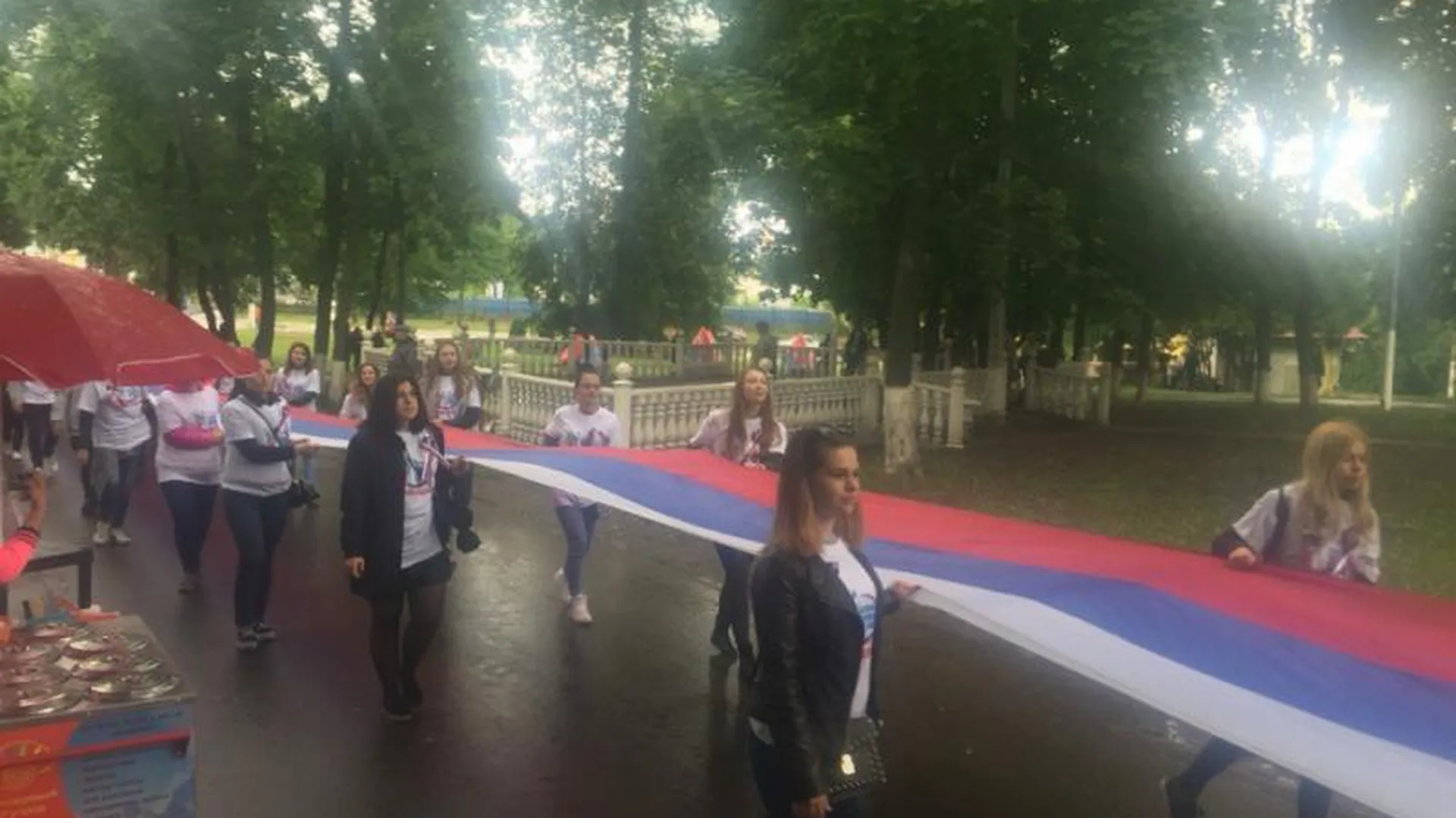 В честь Дня России молодежь Подольска провела акцию «Российский триколор»