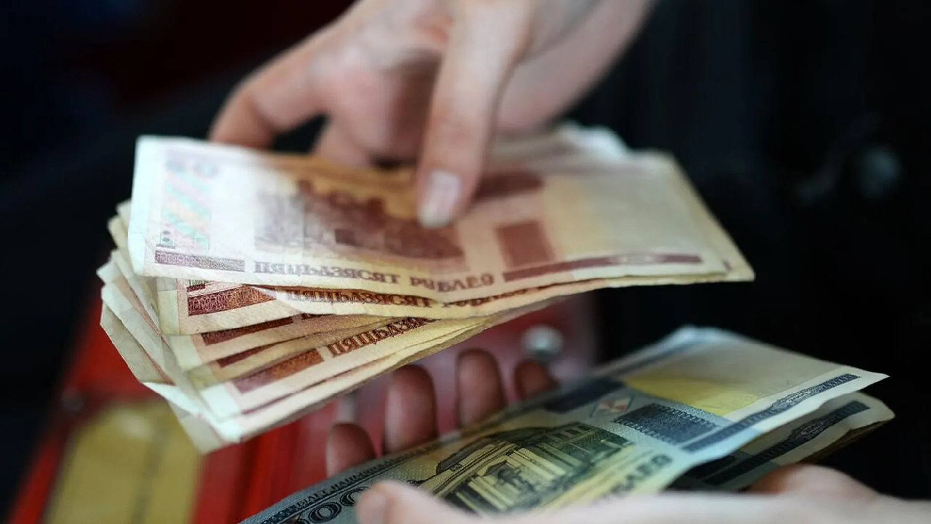 Кредит беларусь. Деньги займ. Белорусские рубли пачка. Займа в белоруссии. Долги предприятий.