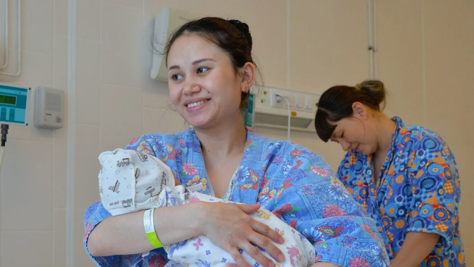 Молодые мамы с детьми в послеродовом отделении перинатального центра в Челябинске