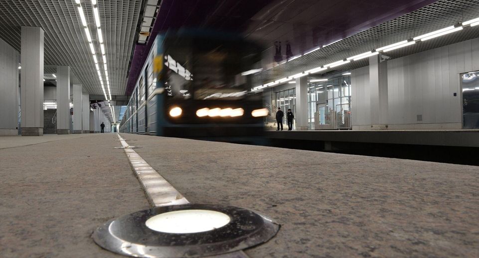В Петербурге на станции метро «Площадь Восстания» пассажир упал на рельсы