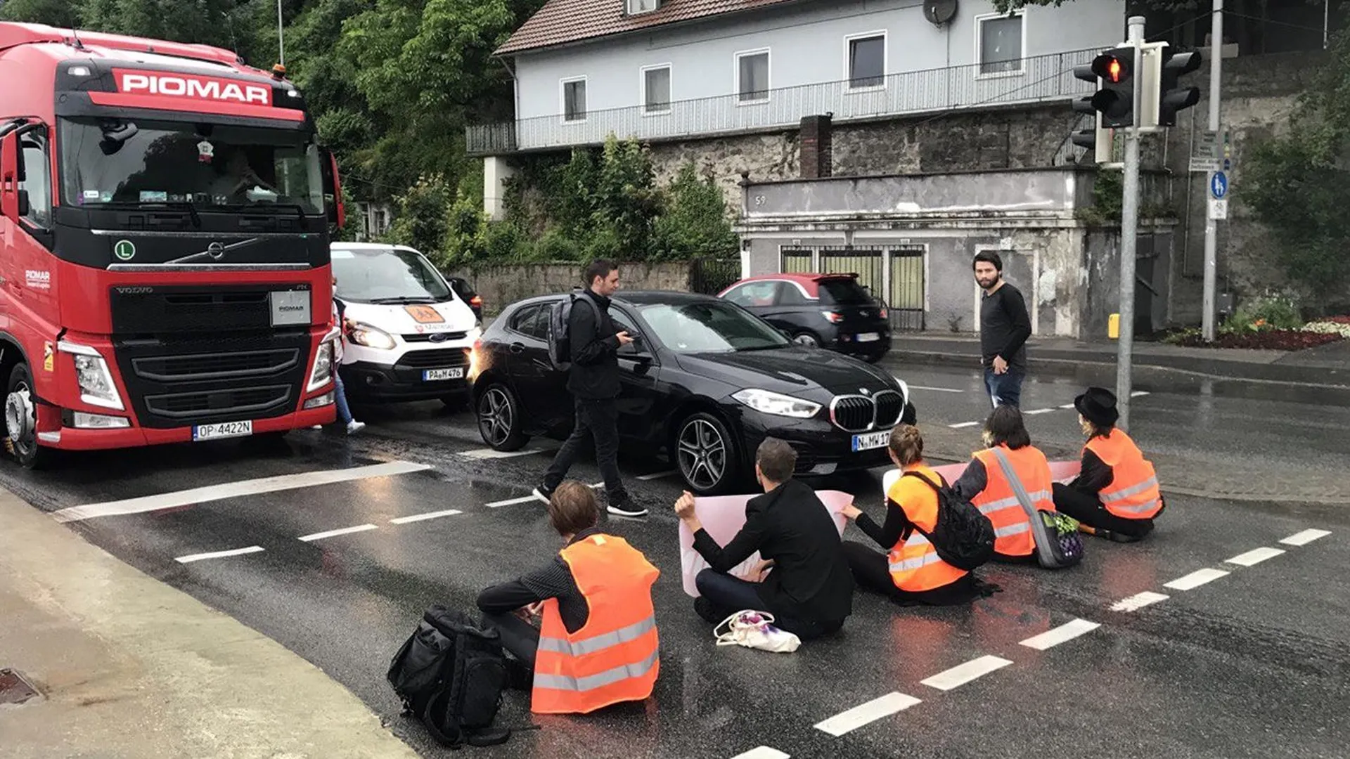 Активисты блокируют дорогу в Германии