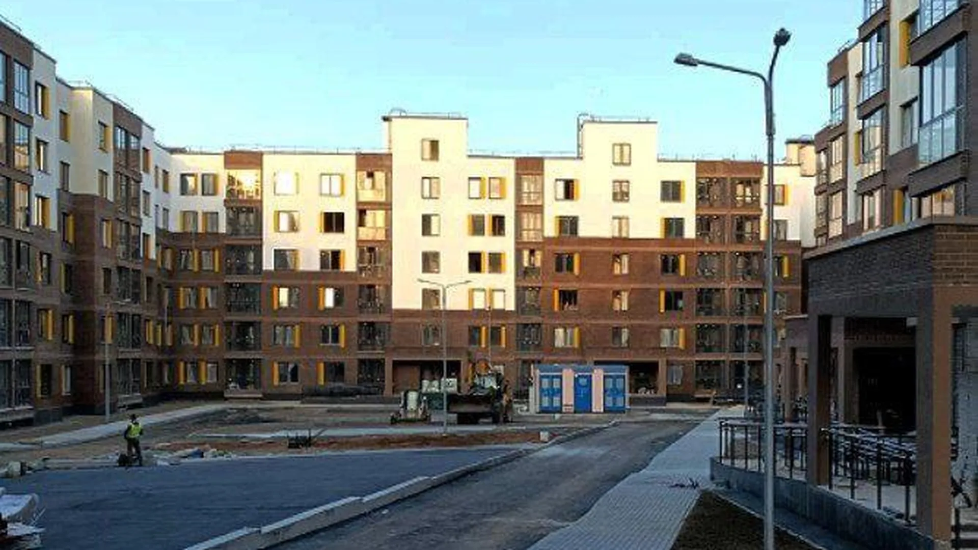 Многоквартирный дом достраивают в подмосковной деревне Погорелки