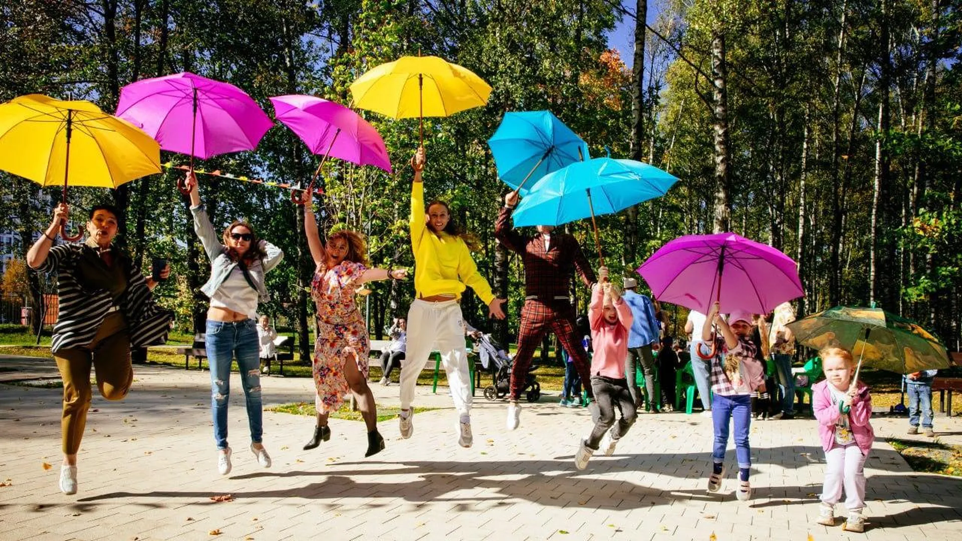 Свыше 15 тысяч человек посетили праздник «Поющие под дождем» в парках Подмосковья