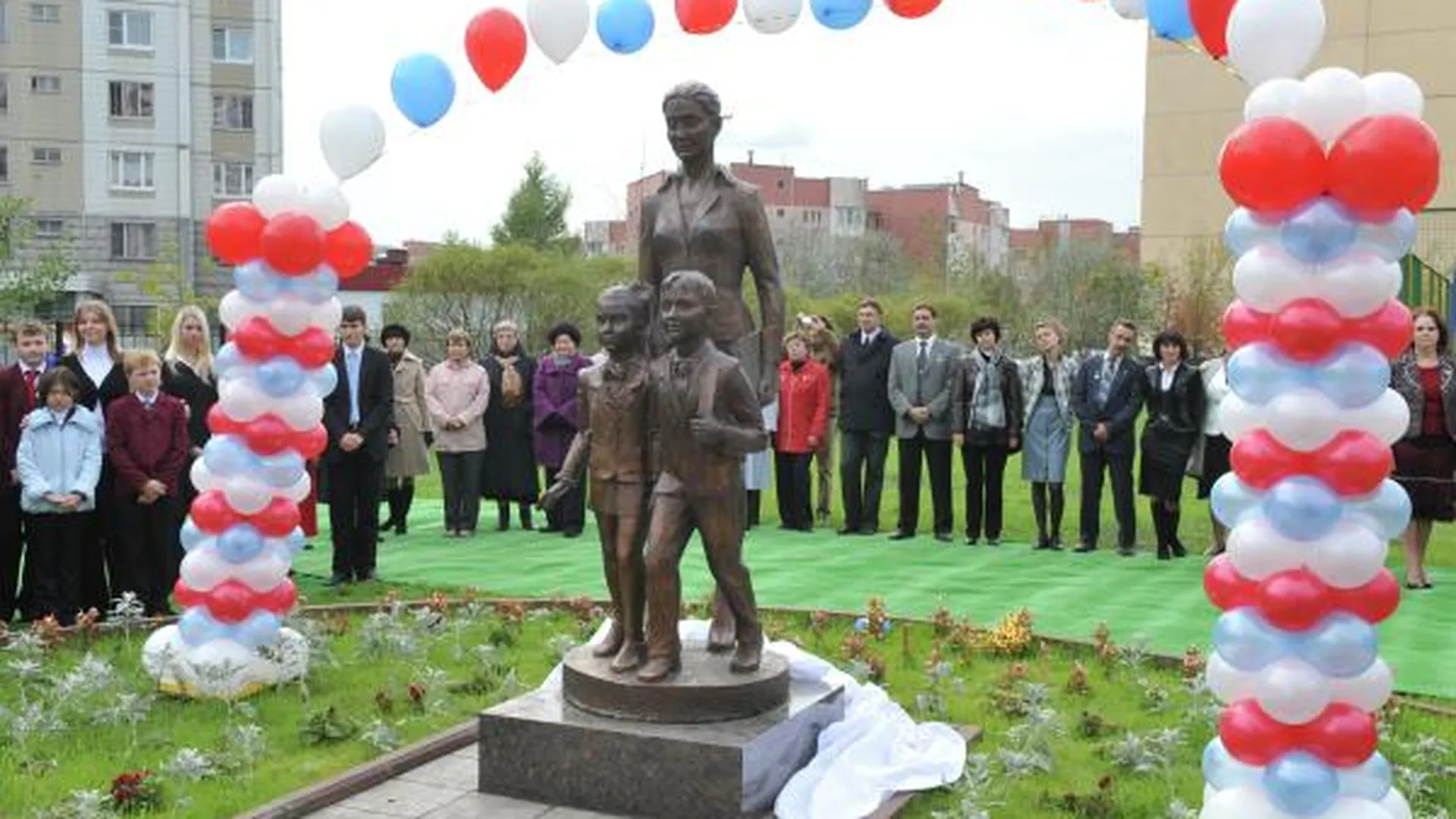 Бронзовый памятник учительнице открыт в Ангарске