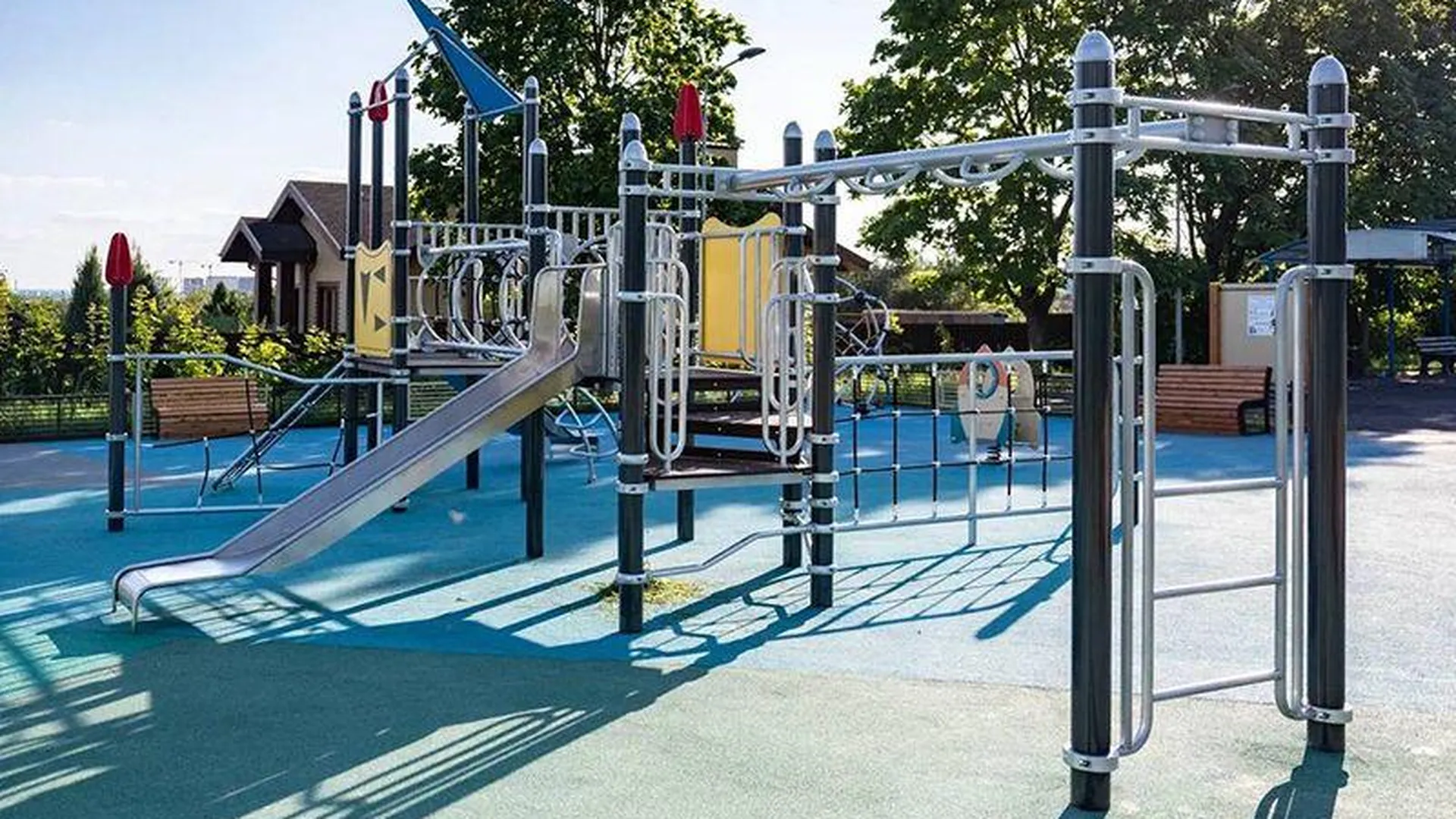 Более 10 детских площадок построят и модернизируют в Ленинском округе до конца года