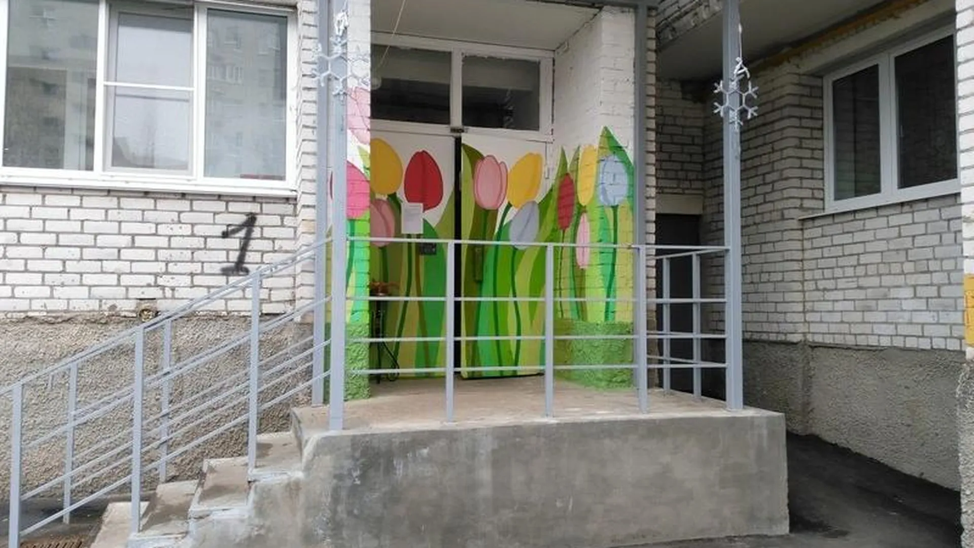 На подъезде дома в Дубне уже расцвели тюльпаны