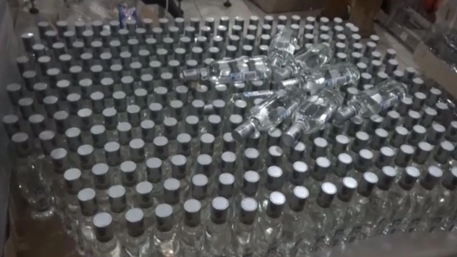 Почти 12 тысяч бутылок поддельного алкоголя обнаружили полицейские в гараже в Старой Купавне