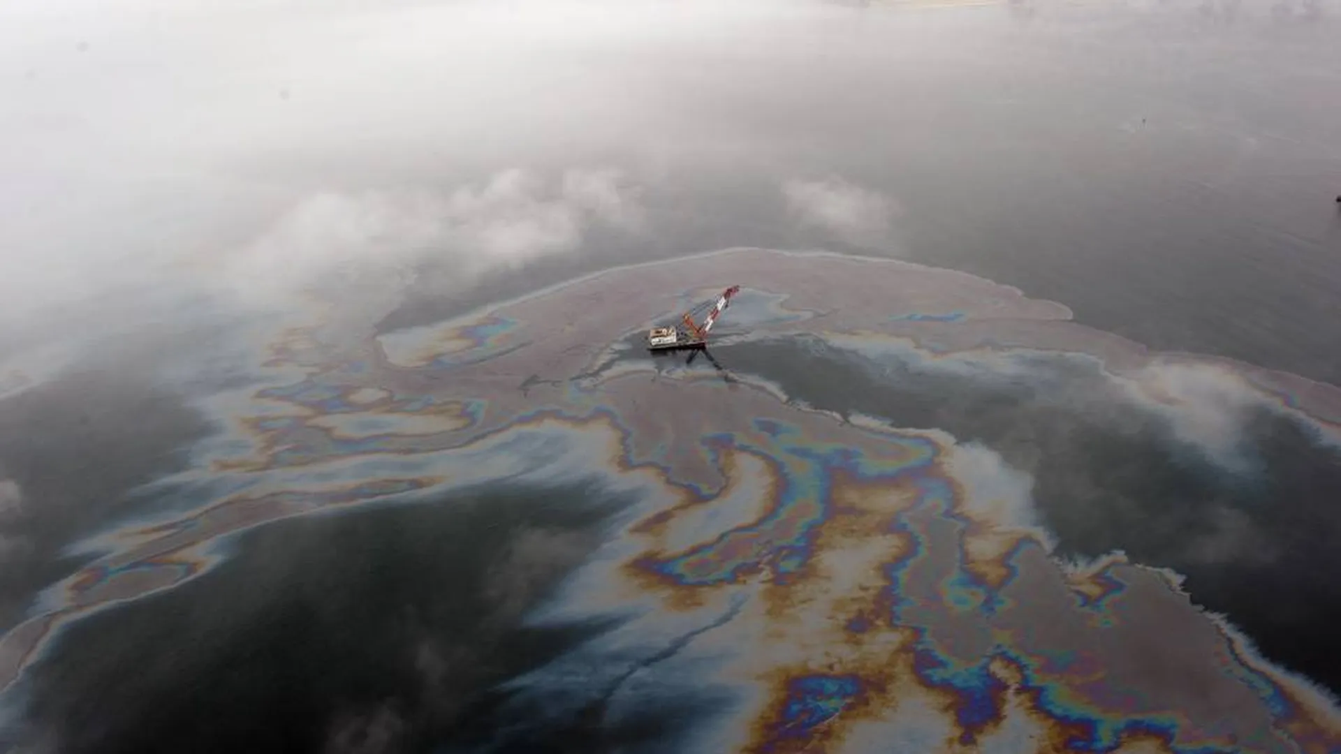 Нефтяное пятно обнаружили в районе исчезновения подлодки ВМС Индонезии