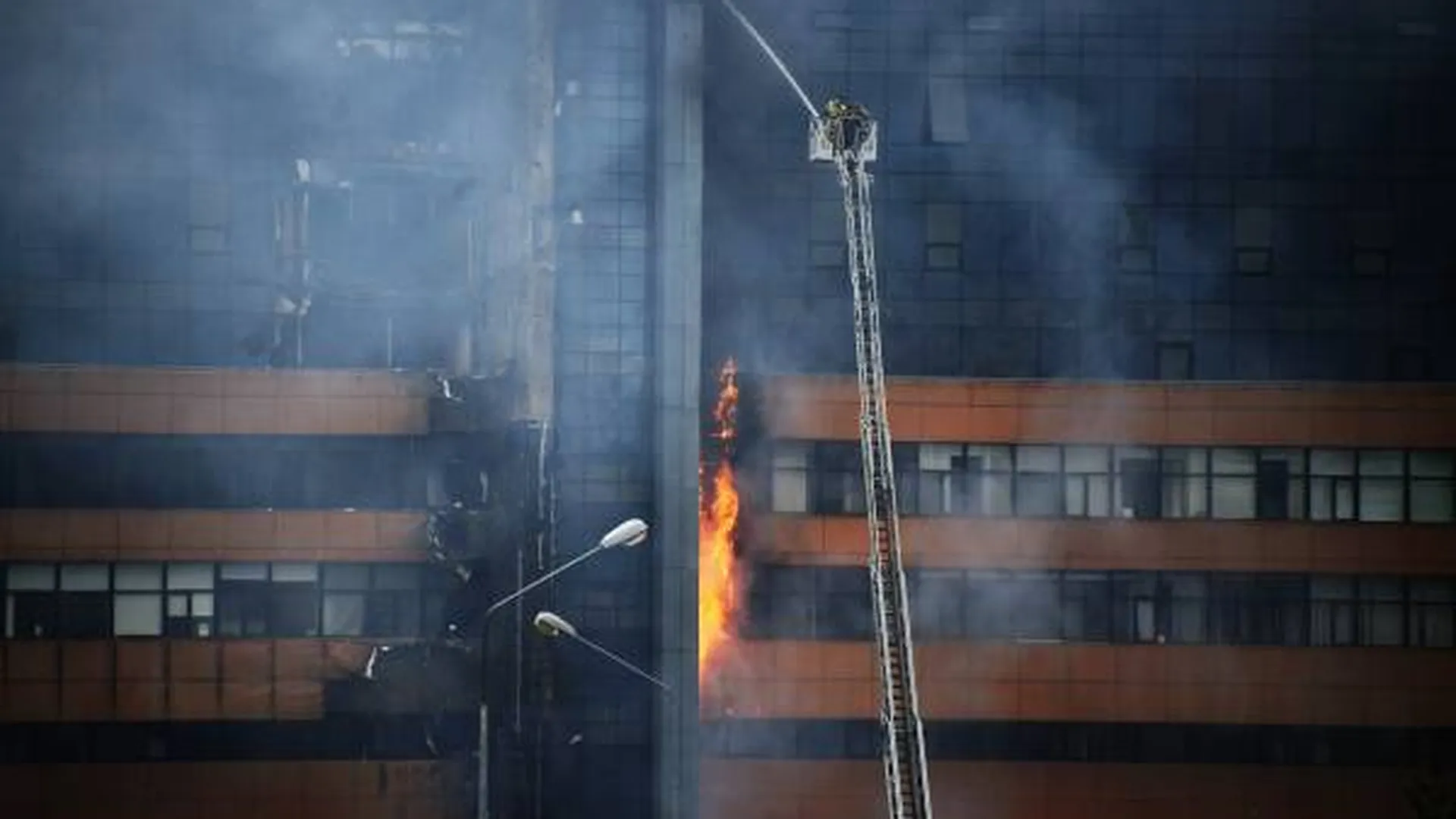 МЧС удалось спасти 11 человек с пожара в БЦ «Гранд Сетунь Плаза» в Москве