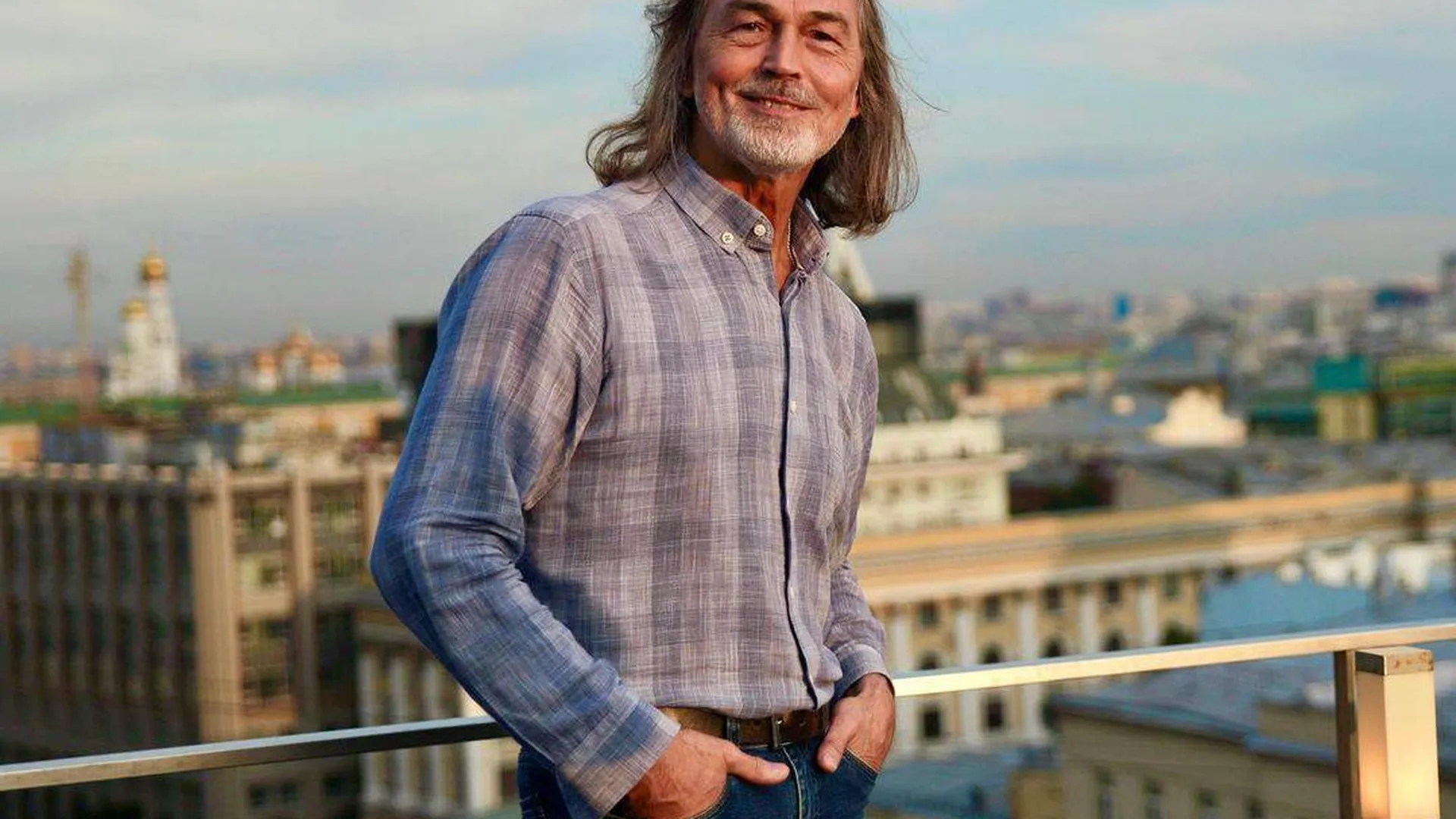 Никас сафронов 2020. Никас сафронов и его семья. Сколько лет никасу. Художник никас сафронов сын. Ландин сафронов.