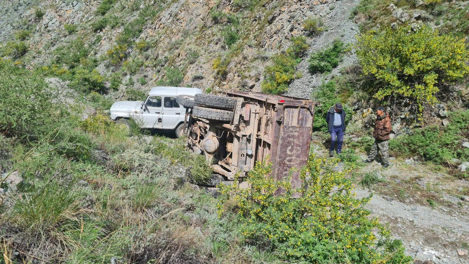 Водителя перевернувшегося грузовика в Туве еще в марте лишили прав
