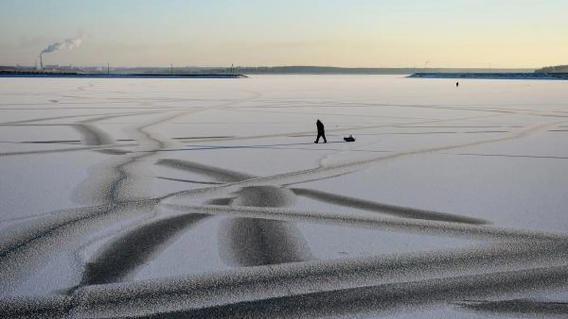 В Коломне спасли рыбака, провалившегося под лед